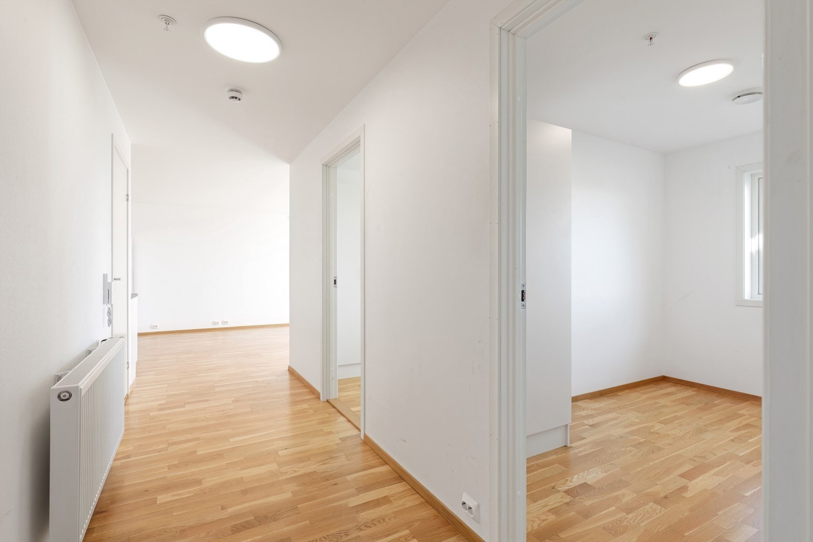 Fra entréen er det enkel tilgang til både oppholdsrommet og soverommet. Galleribilde