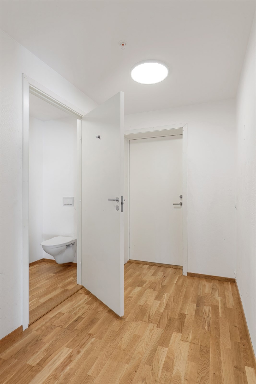 Det er enkel tilgang til toalettrommet fra entréen. Galleribilde