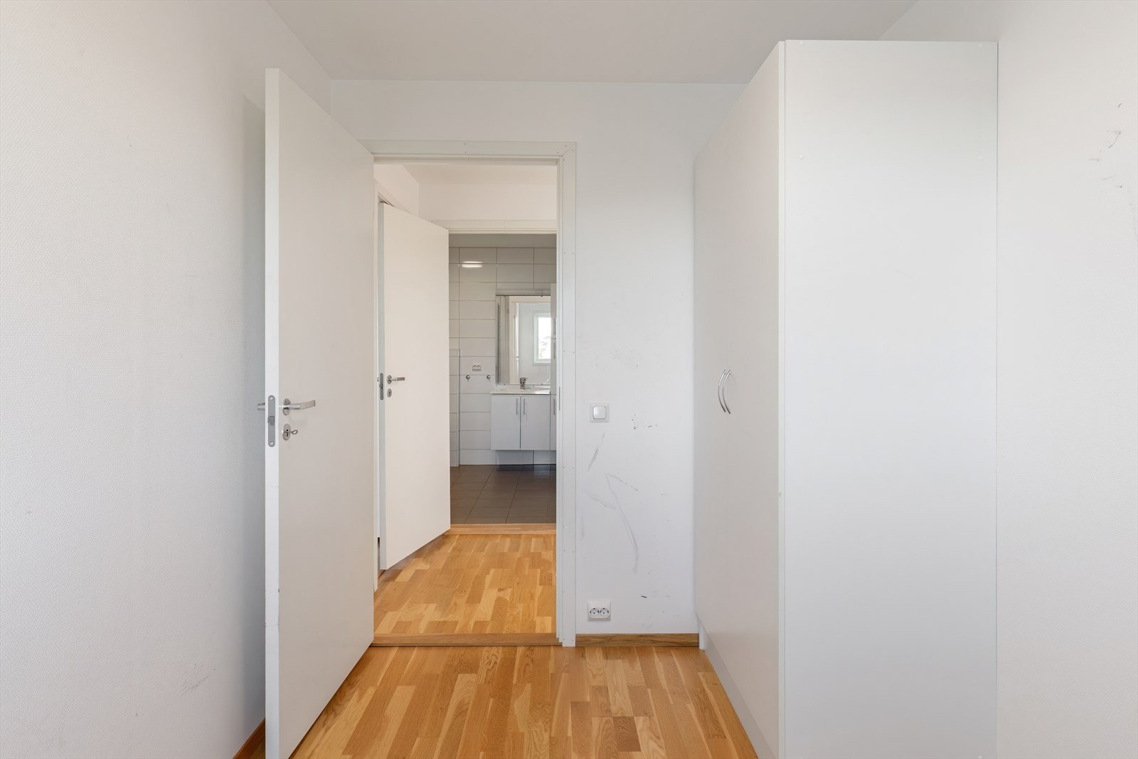 Plass til garderobe og enkel tilgang til badet fra soverommet. Galleribilde