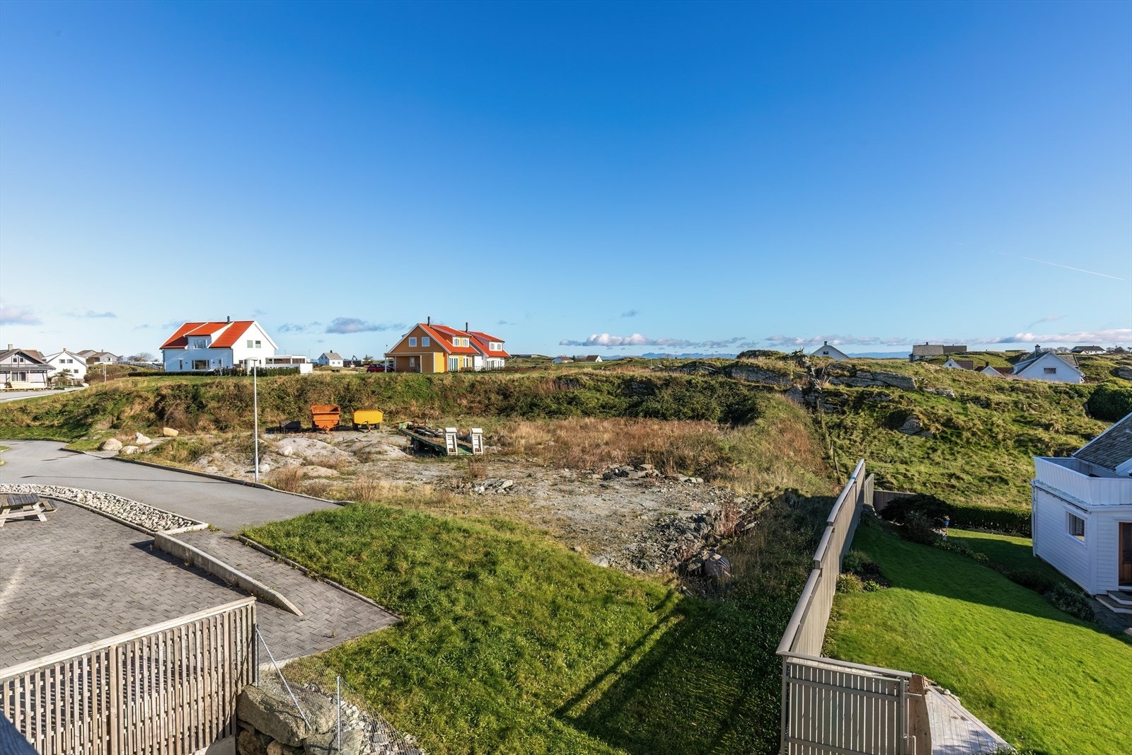 Grønne områder omgir eiendommen, med utsikt til nærliggende boliger. Galleribilde