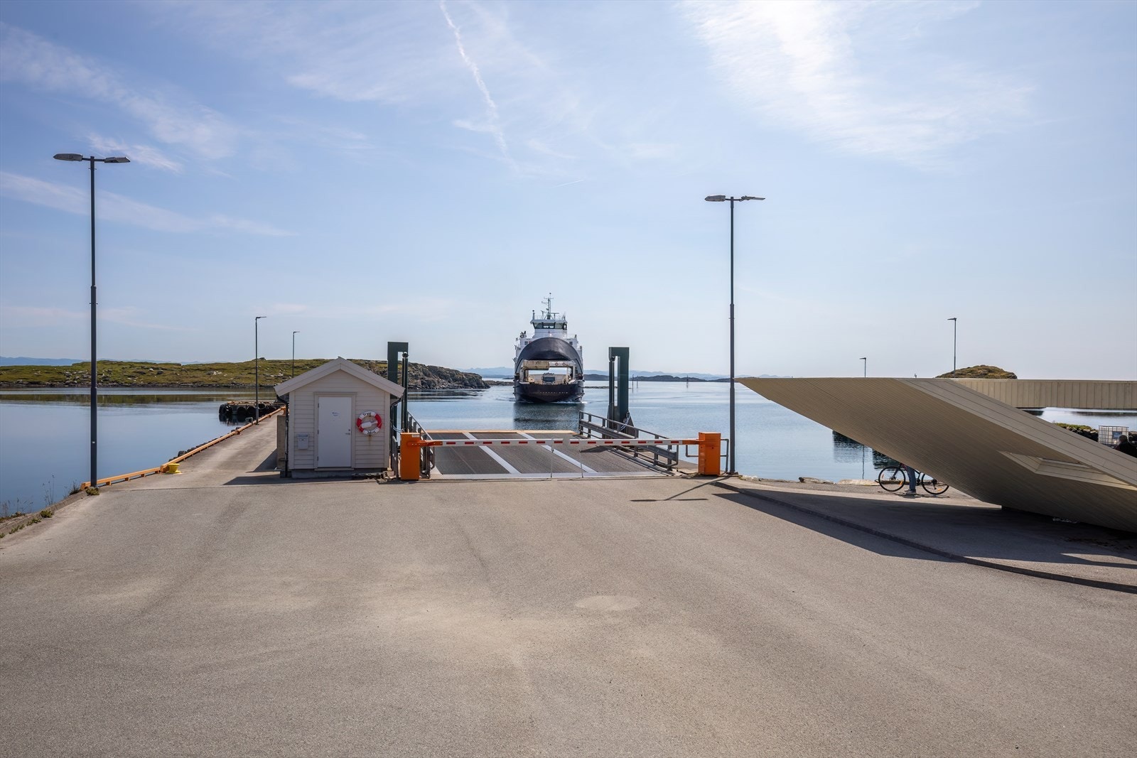 Ferjekaia gir enkel tilgang til transportmuligheter over sjøen. Galleribilde
