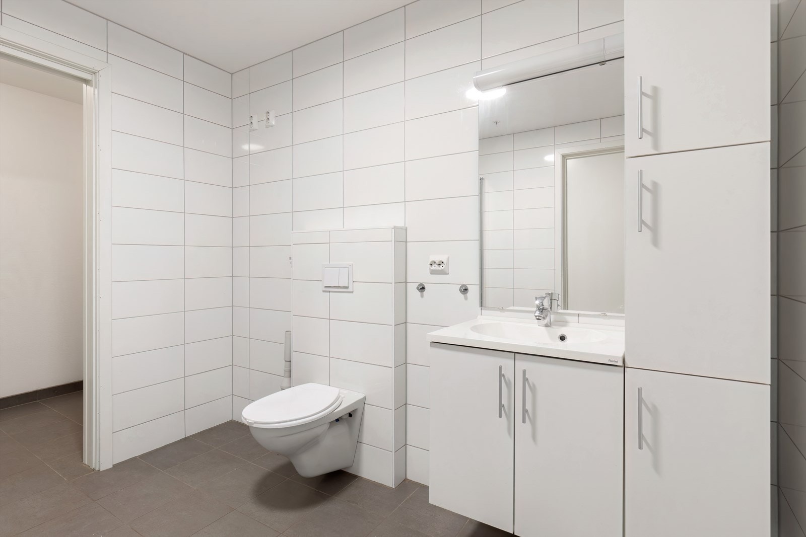 Baderommet har vegghengt toalett og innredning med god oppbevaringsplass. Galleribilde