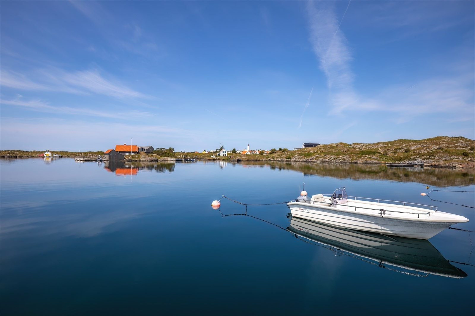 Speilblankt vann gir rolig utsikt mot kystlandskapet. Galleribilde