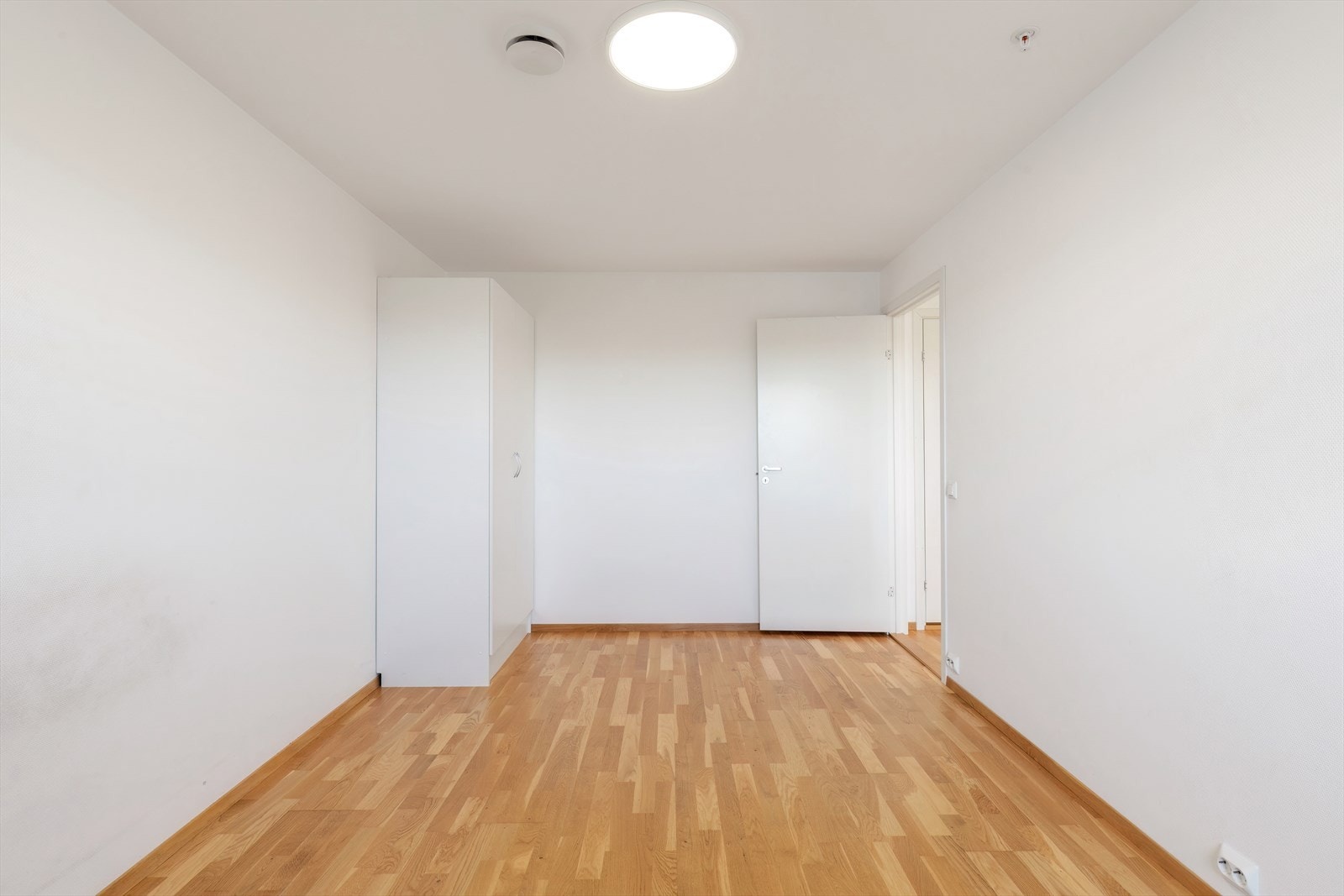 Rommet har plass til både seng og garderobeskap. Galleribilde