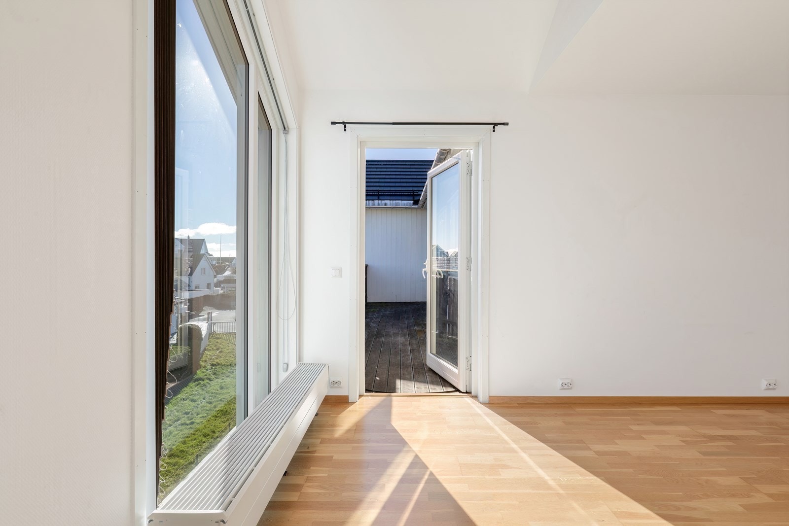 Utgang til terrasse via dobbeltdør gir enkel tilgang til uteområdet. Galleribilde
