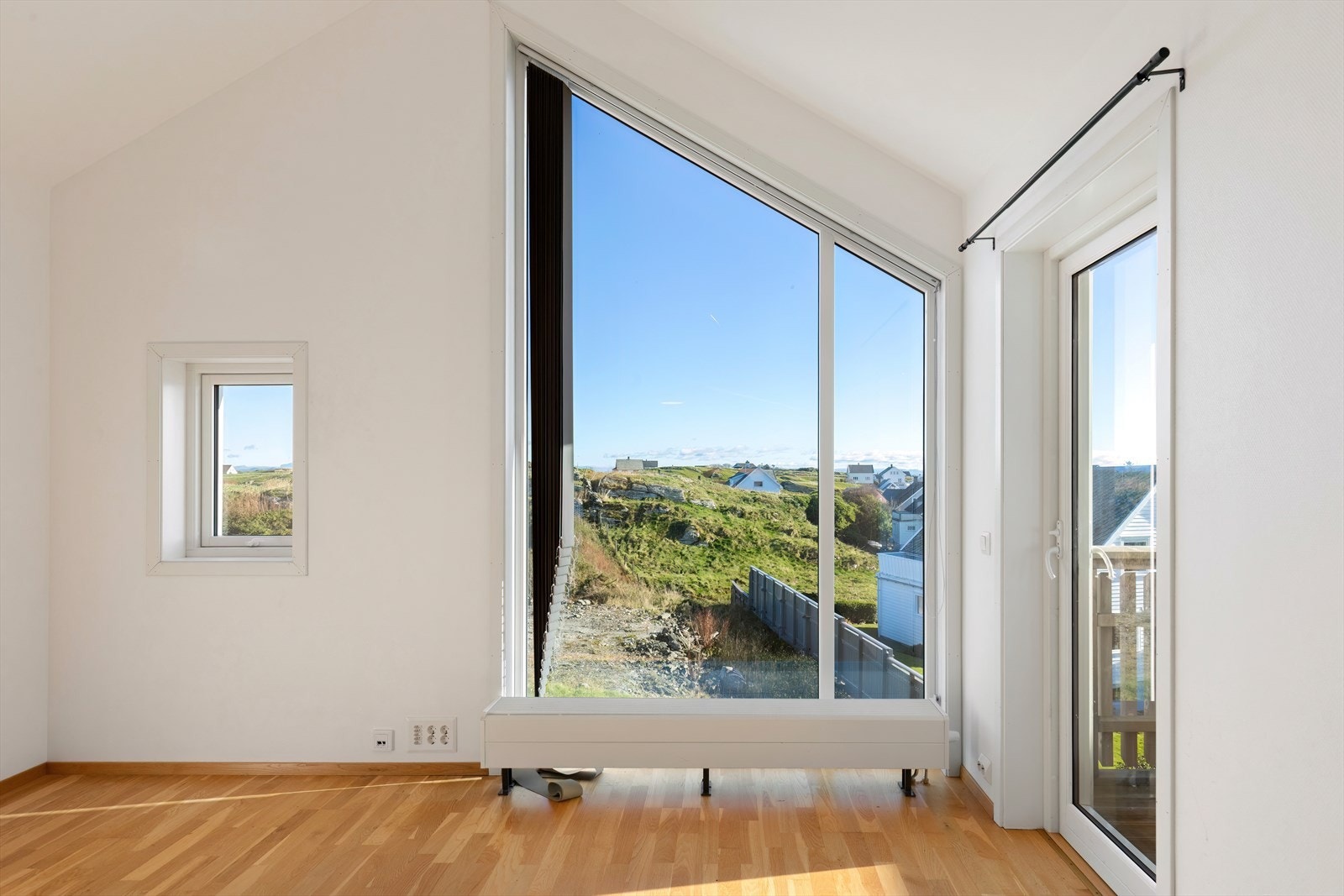 Direkte tilgang til terrasse fra rommet gir mulighet for utendørs opphold. Galleribilde