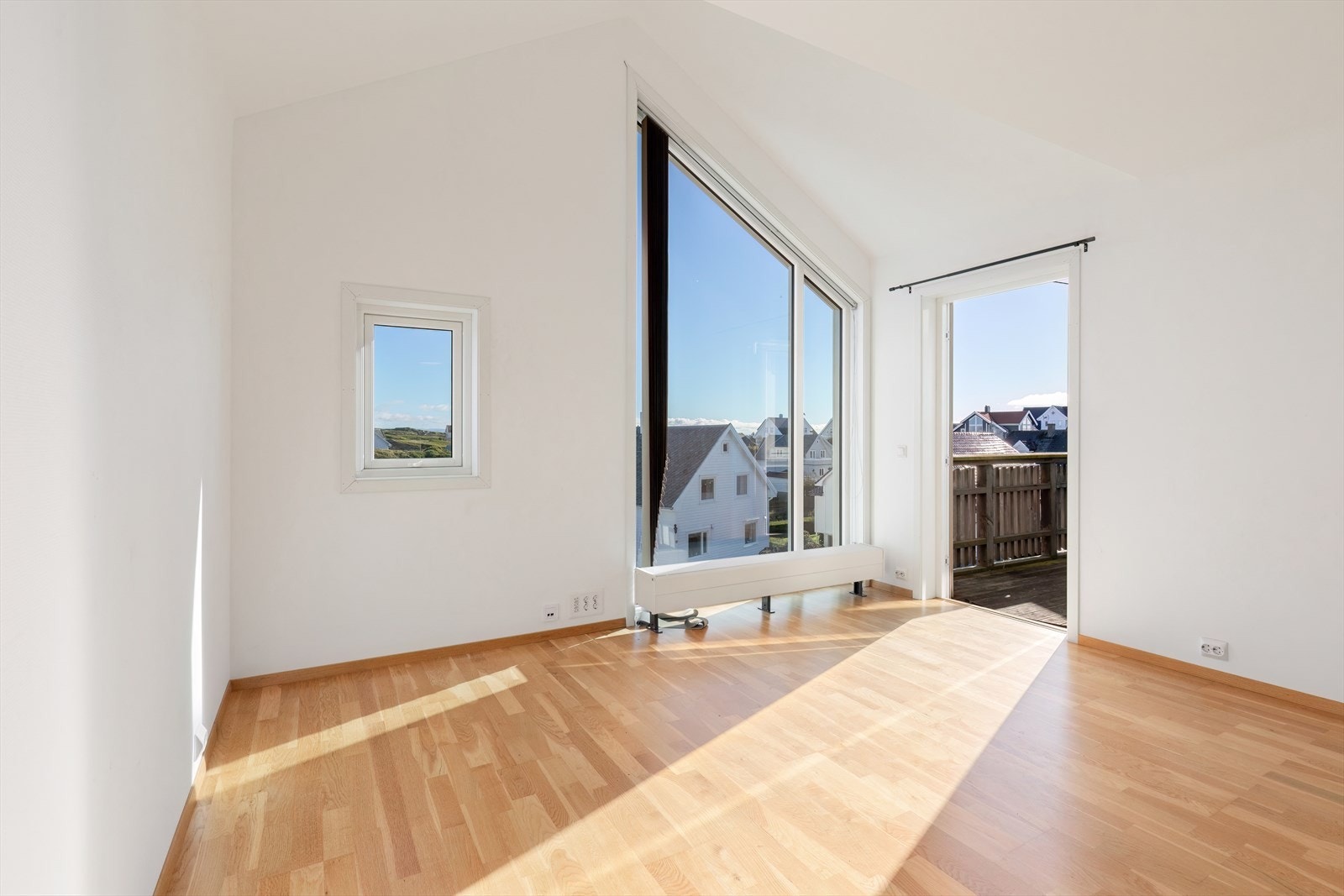 Store vindusflater gir utsyn mot nabolaget og slipper inn rikelig med dagslys. Galleribilde