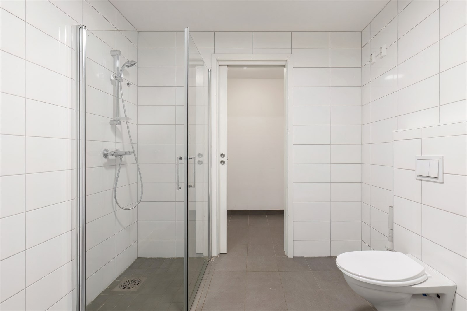 Dusjhjørne med glassdører gir et praktisk våtromsløsning. Galleribilde