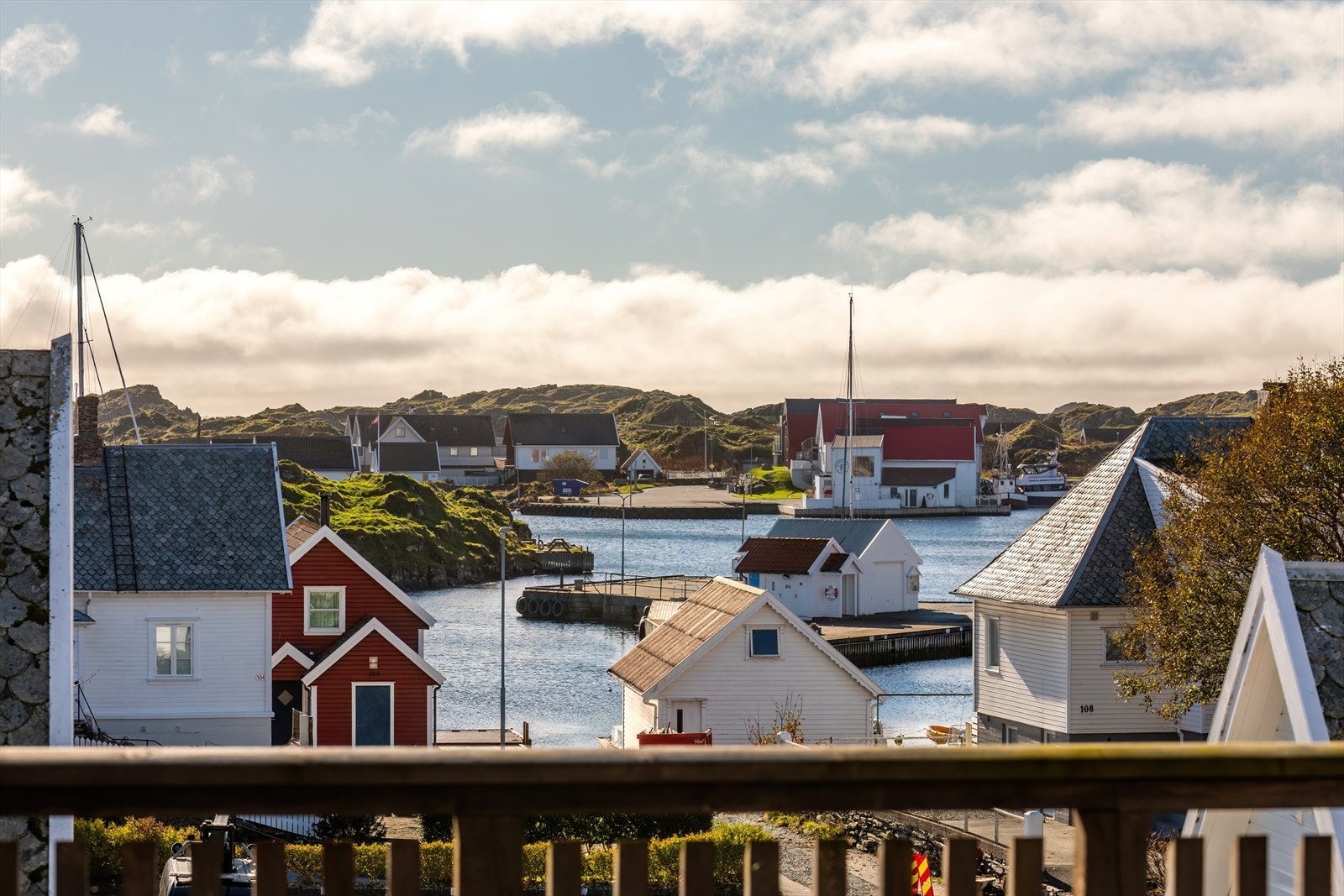 Utsikt mot havnen gir en maritim følelse med båtliv og kystlinje. Galleribilde