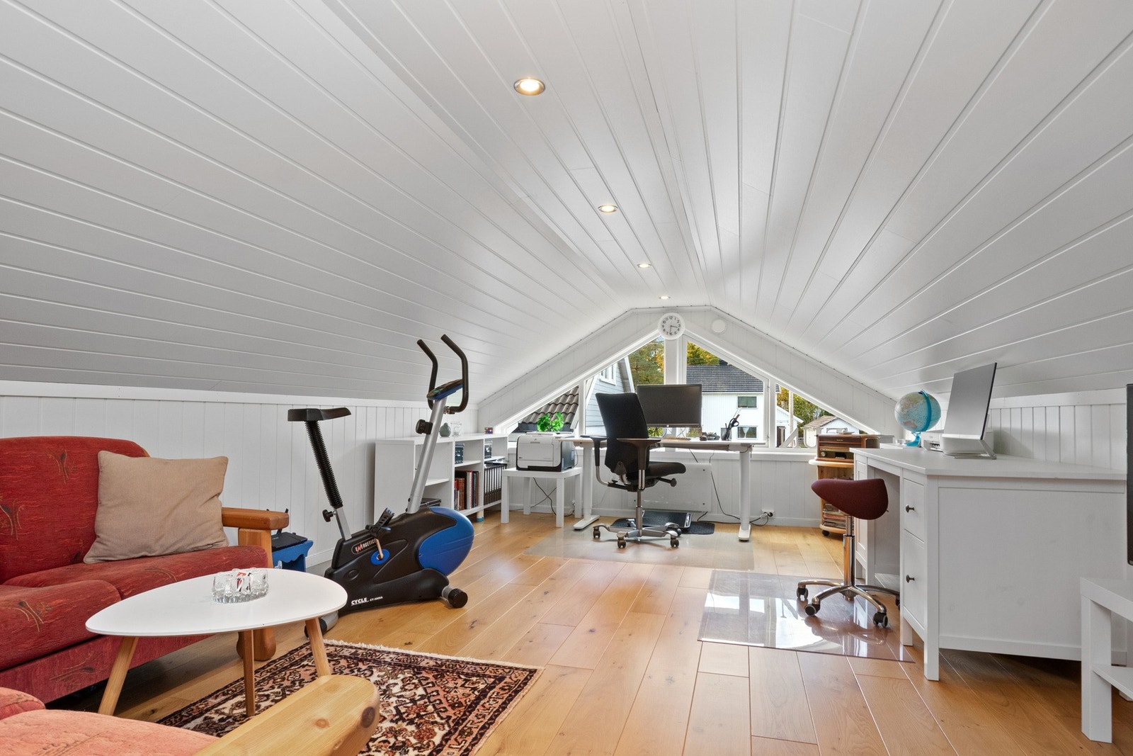 Garasjen har innredet loftsrom - perfekt som hjemmekontor, hobbyrom eller ekstra oppholdsplass. Galleribilde