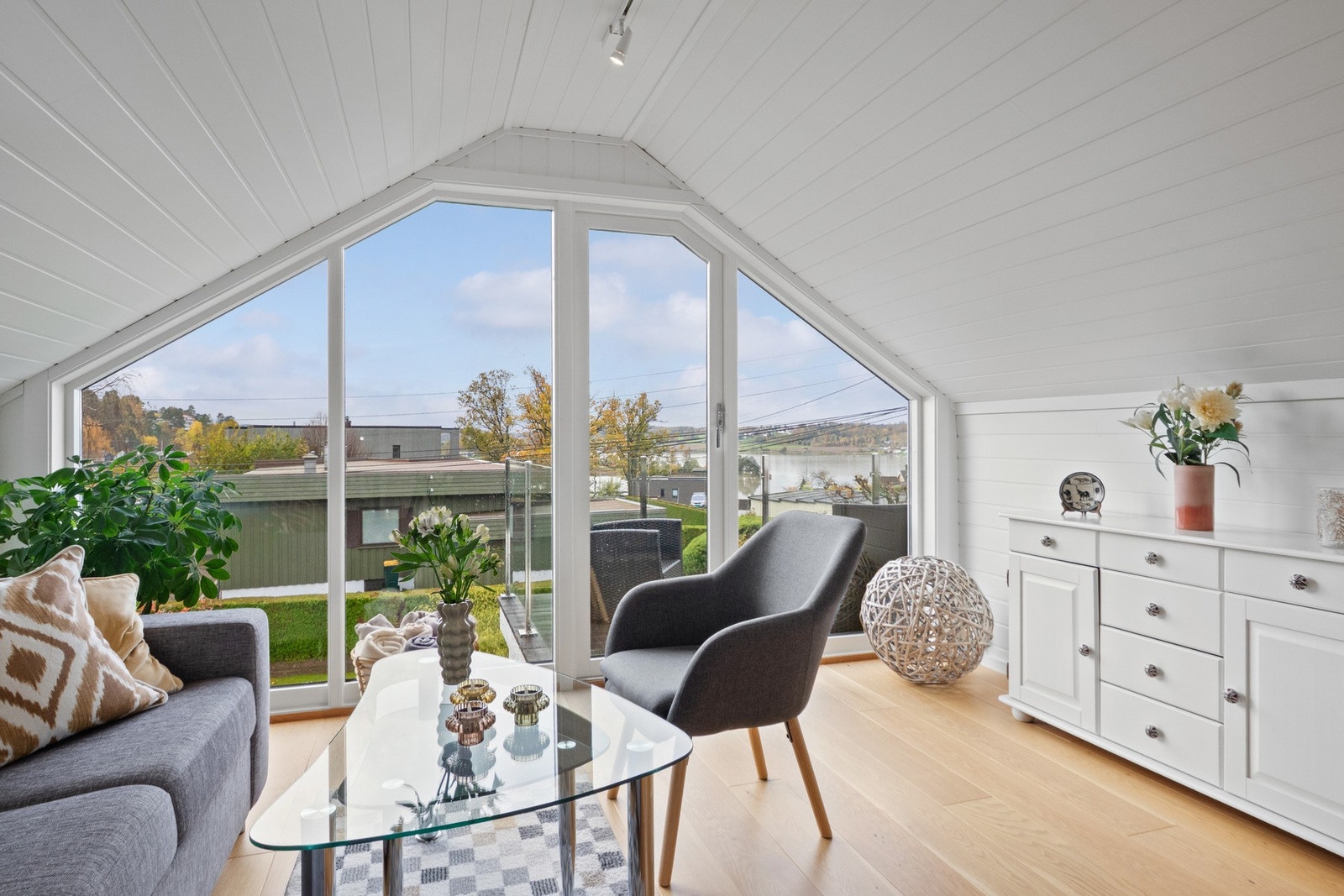 Loftstuen har store vindusflater som slipper lyset inn og gir flott utsikt. Galleribilde