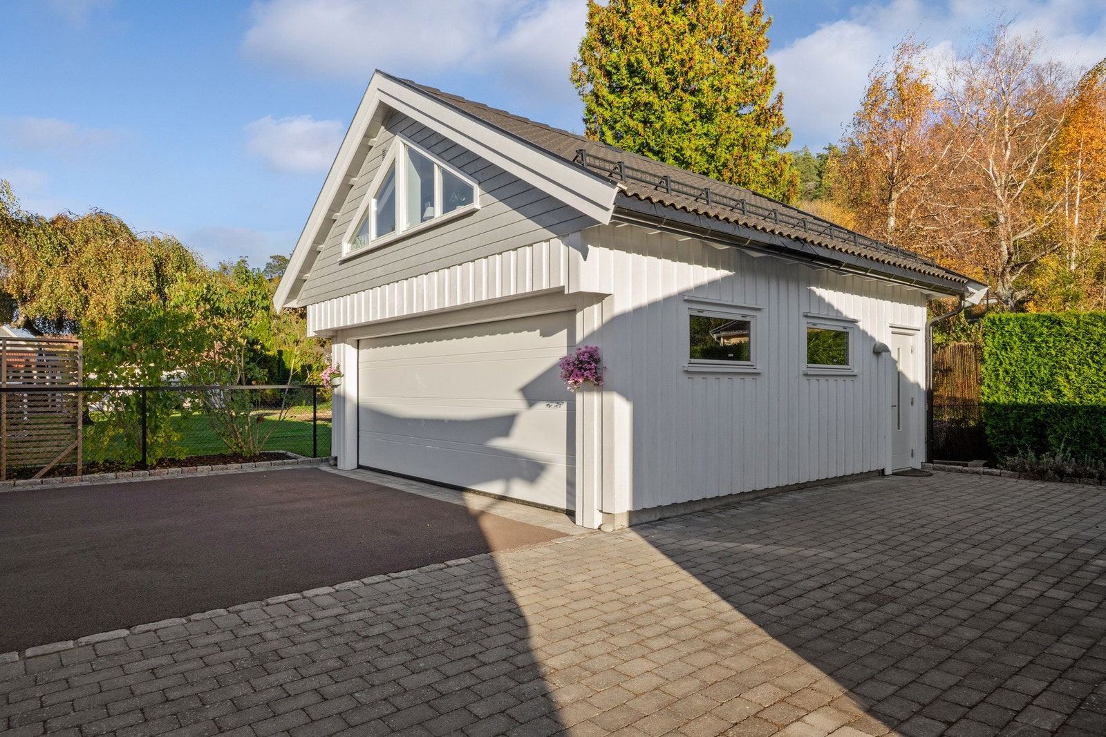 Stor og moderne dobbelgarasje med mulighet for opplegg til elbillader og god plass til lagring. Galleribilde