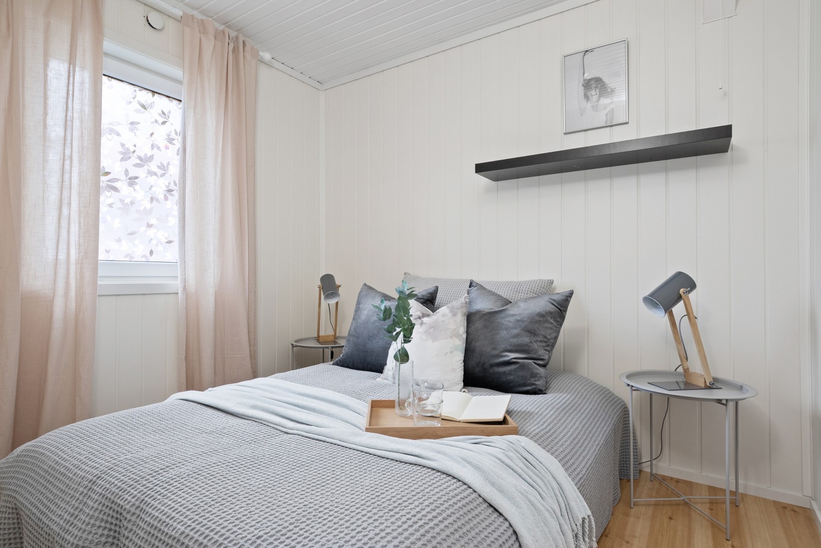 Hovedsoverom med lyse flater. Galleribilde