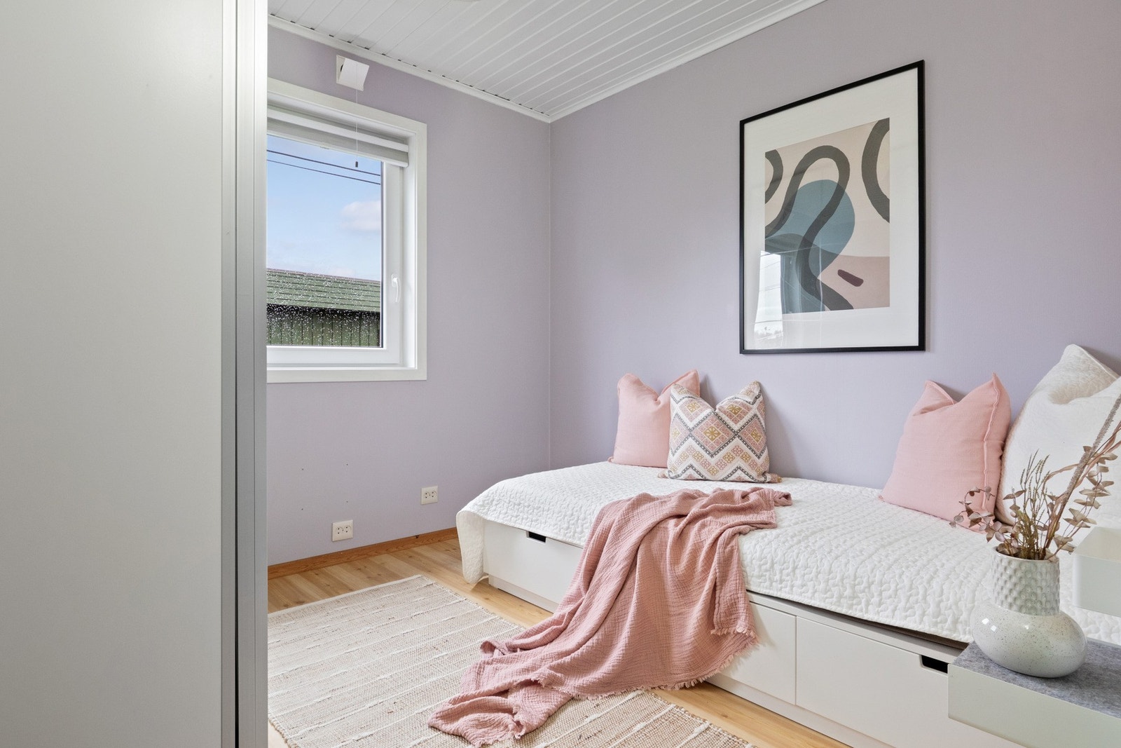 Soverom med god plass til seng og oppbevaring. Galleribilde