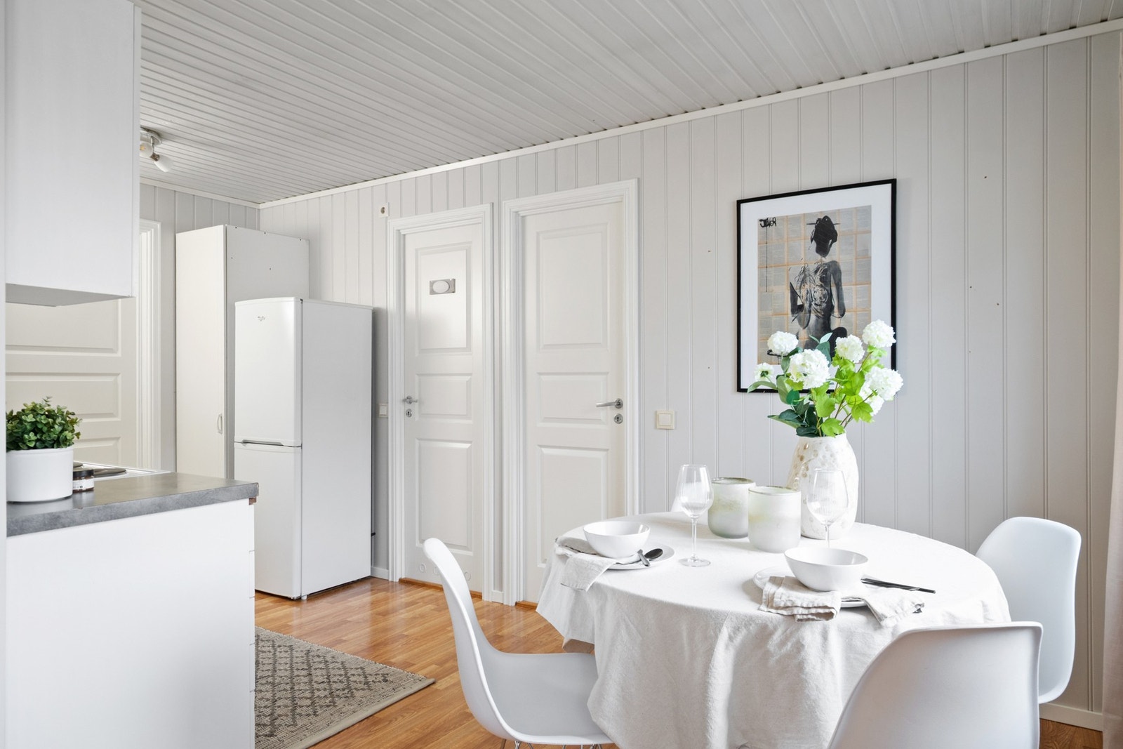 Spiseplassen ligger naturlig tilknyttet kjøkkenet og får lys inn fra flere sider. Galleribilde