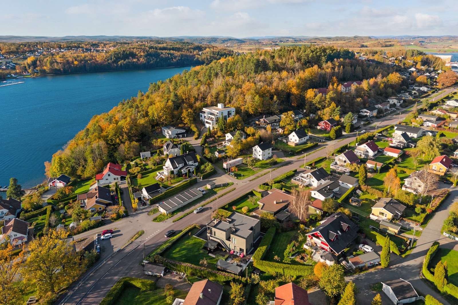 Kort vei til flotte turområder, badeplasser og småbåthavn. Galleribilde