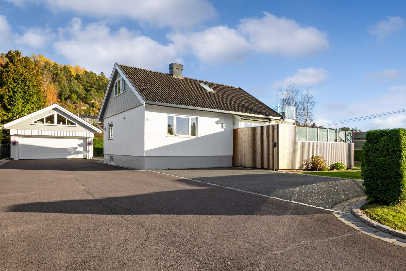 Eiendommen har god innkjørsel og romslig gårdsplass med plass til flere biler. Galleribilde