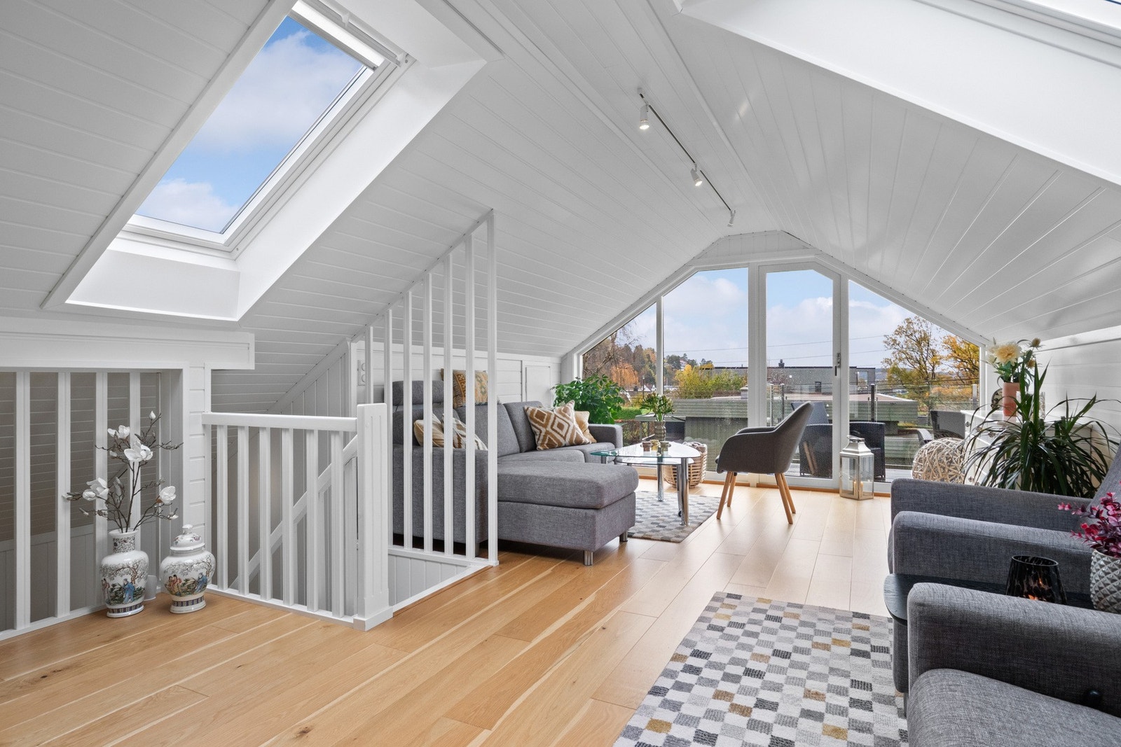 Loftstuen er luftig og innbydende, med skråtak, takvindu og utgang til balkong. Galleribilde