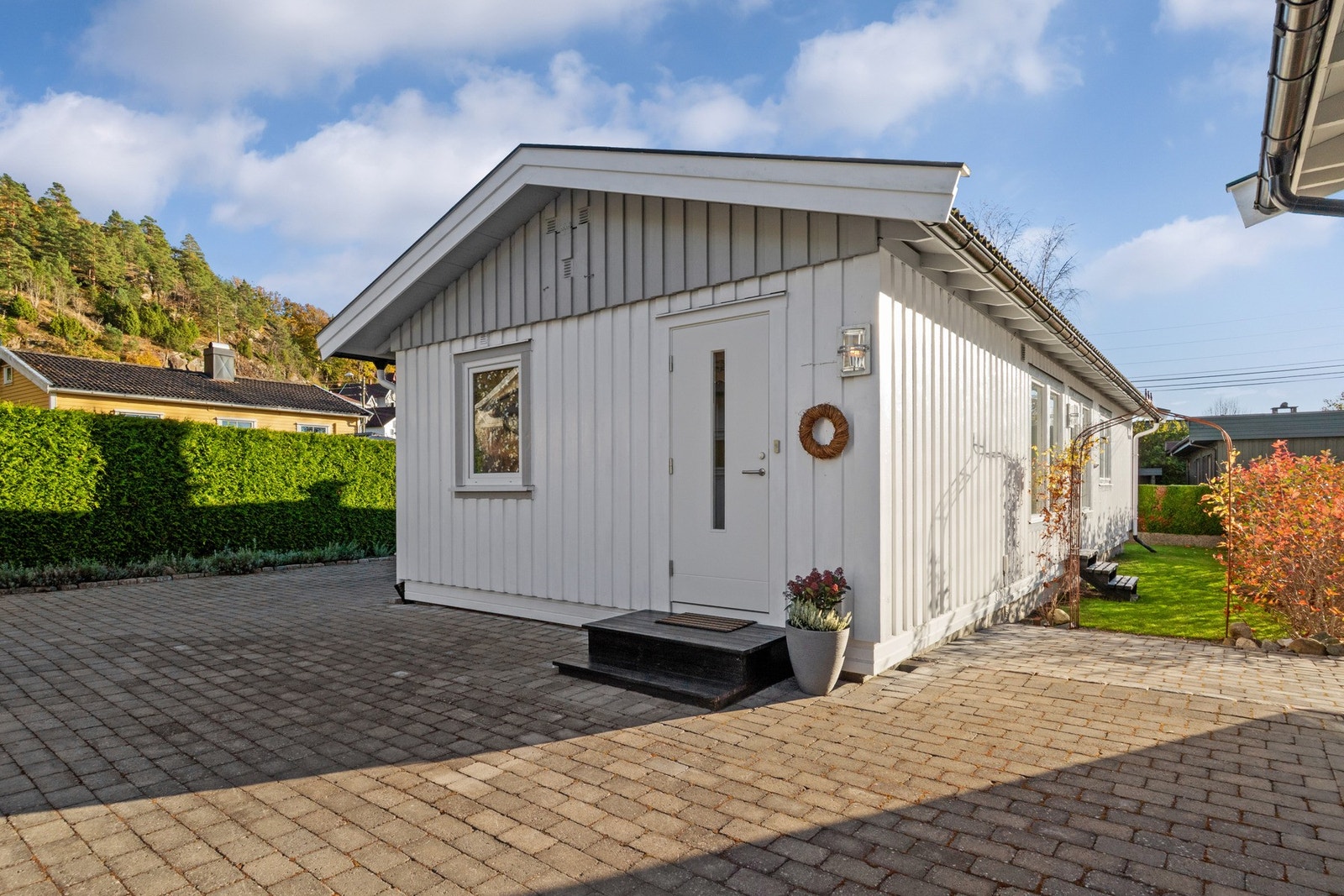 Separat enebolig på eiendommen - perfekt som generasjonsbolig, gjestehus eller utleiedel med egen inngang. Galleribilde