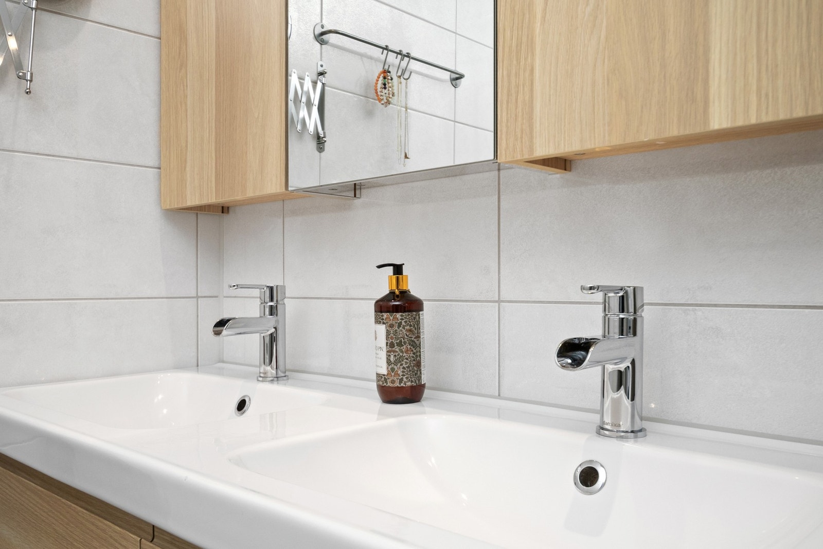 Badet har dobbel servant med moderne armatur. Galleribilde