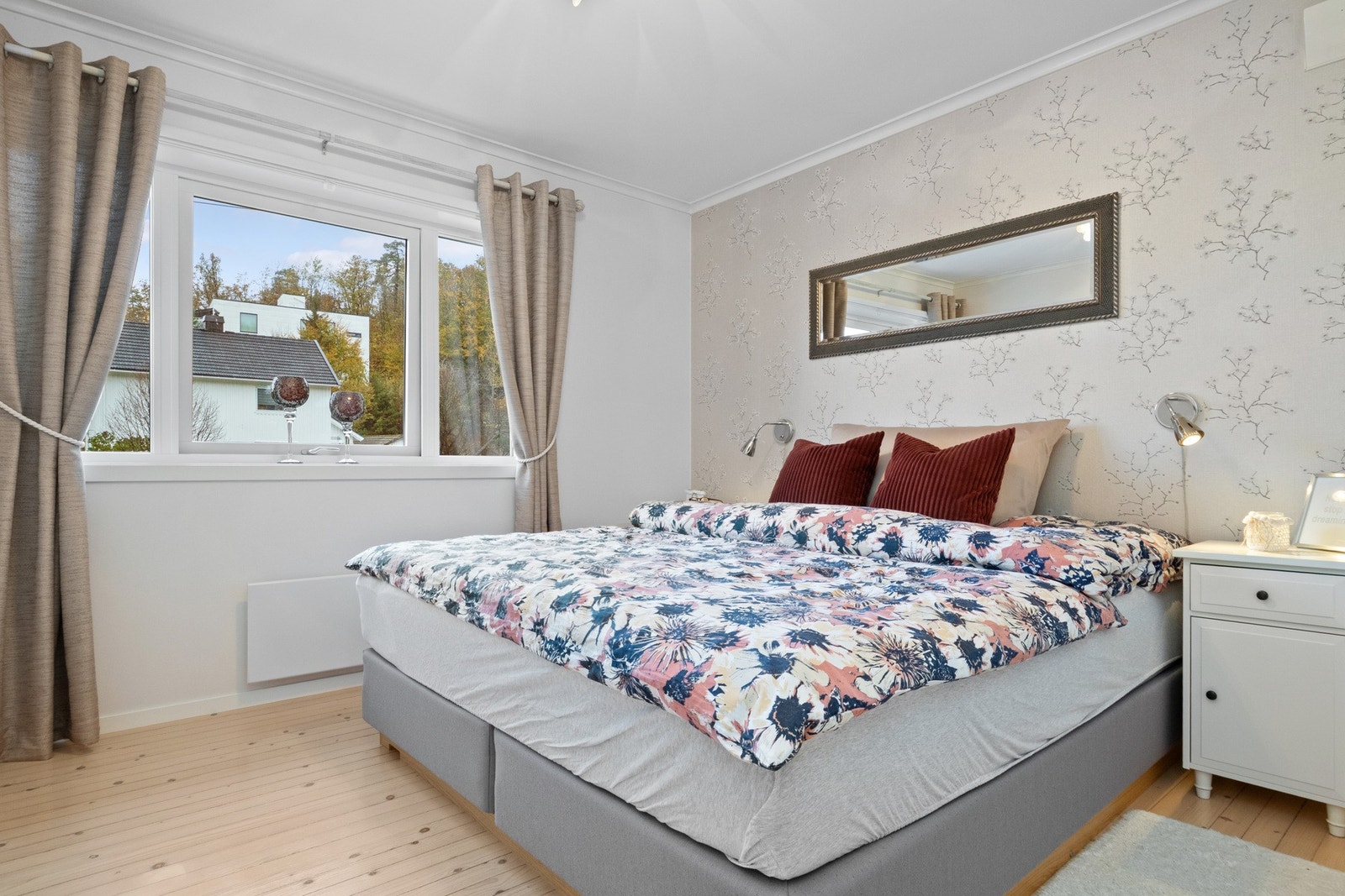Hovedsoverommet er romslig og lunt, med vindu mot hagen og lyse overflater som skaper en rolig atmosfære. Galleribilde
