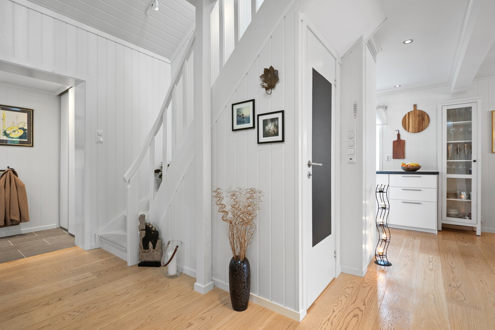 Åpen og luftig hall. Galleribilde