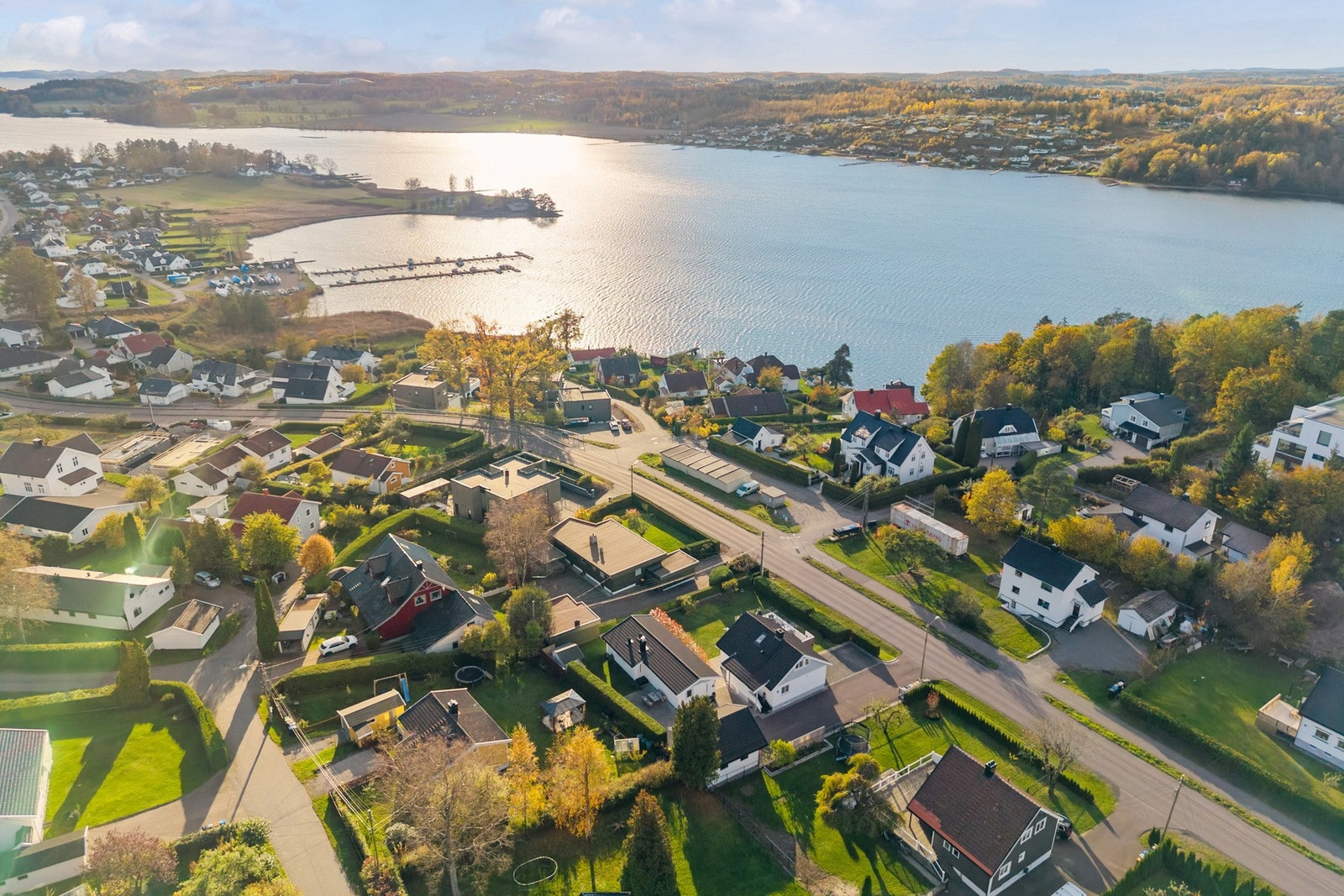 Fra eiendommen er det gangavstand til skole, barnehage og bussforbindelse. Galleribilde