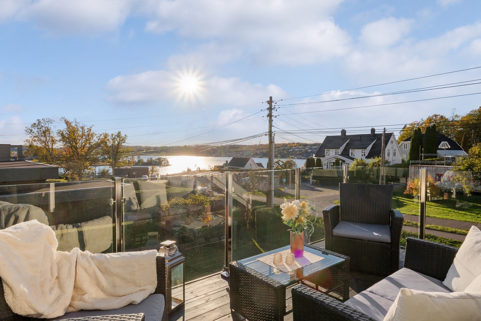 Verandaen vender mot vest og byr på sol til langt ut på kvelden - et herlig sted å nyte utsikten og kveldens siste solstråler. Galleribilde