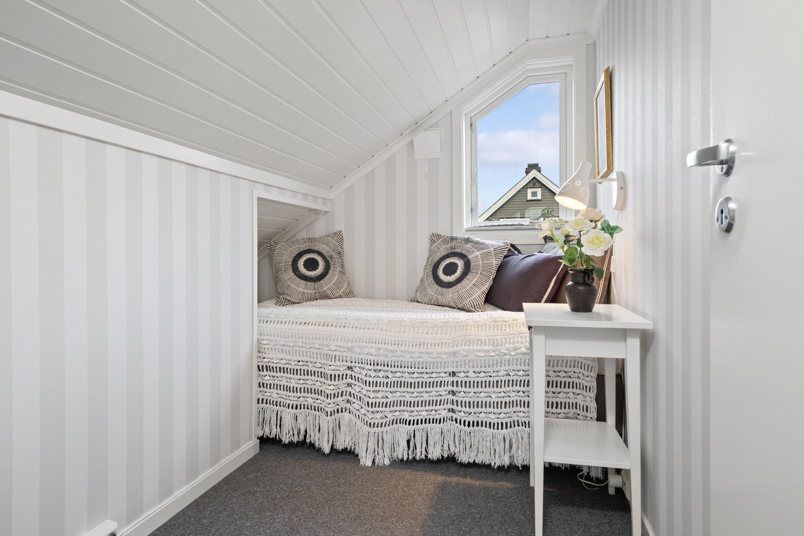 Hyggelig soverom med delikate farger og skråtak. Galleribilde