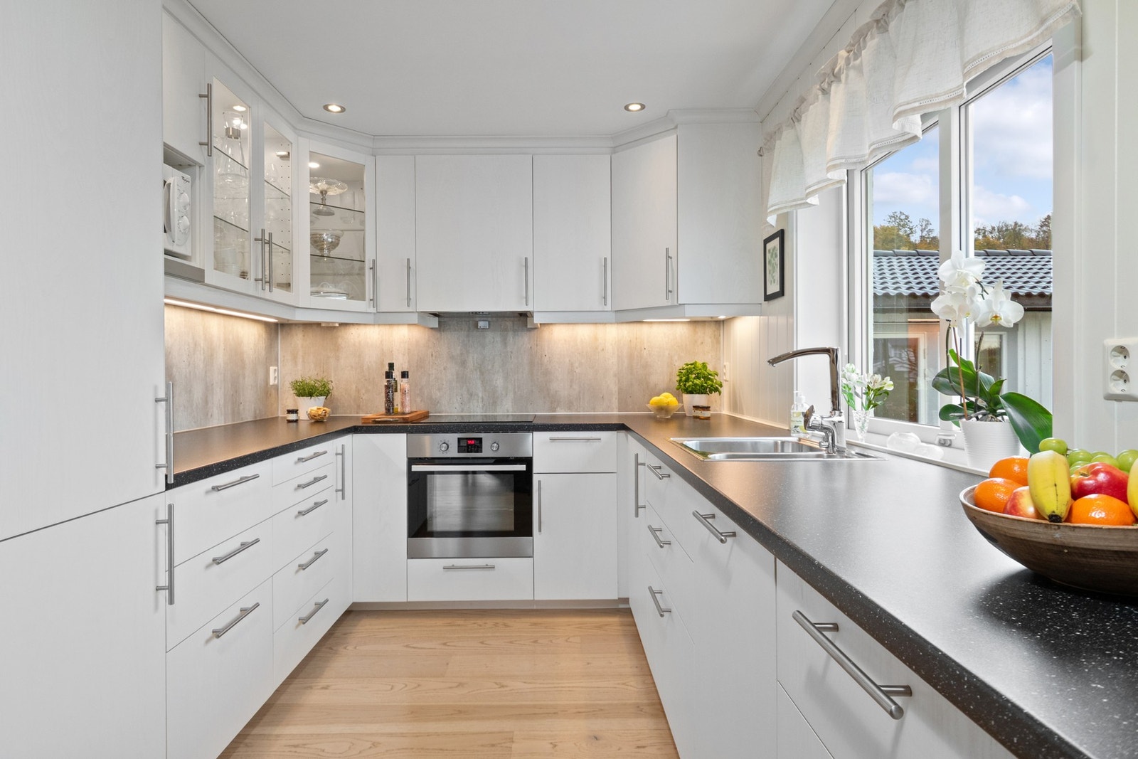 Kjøkkenet har smart u-formet løsning og store vinduer som slipper inn rikelig med lys. Galleribilde