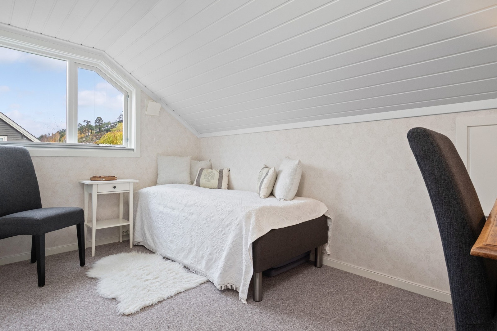 Lyst og trivelig rom i 2. etasje med plass til seng og arbeidsbord Galleribilde