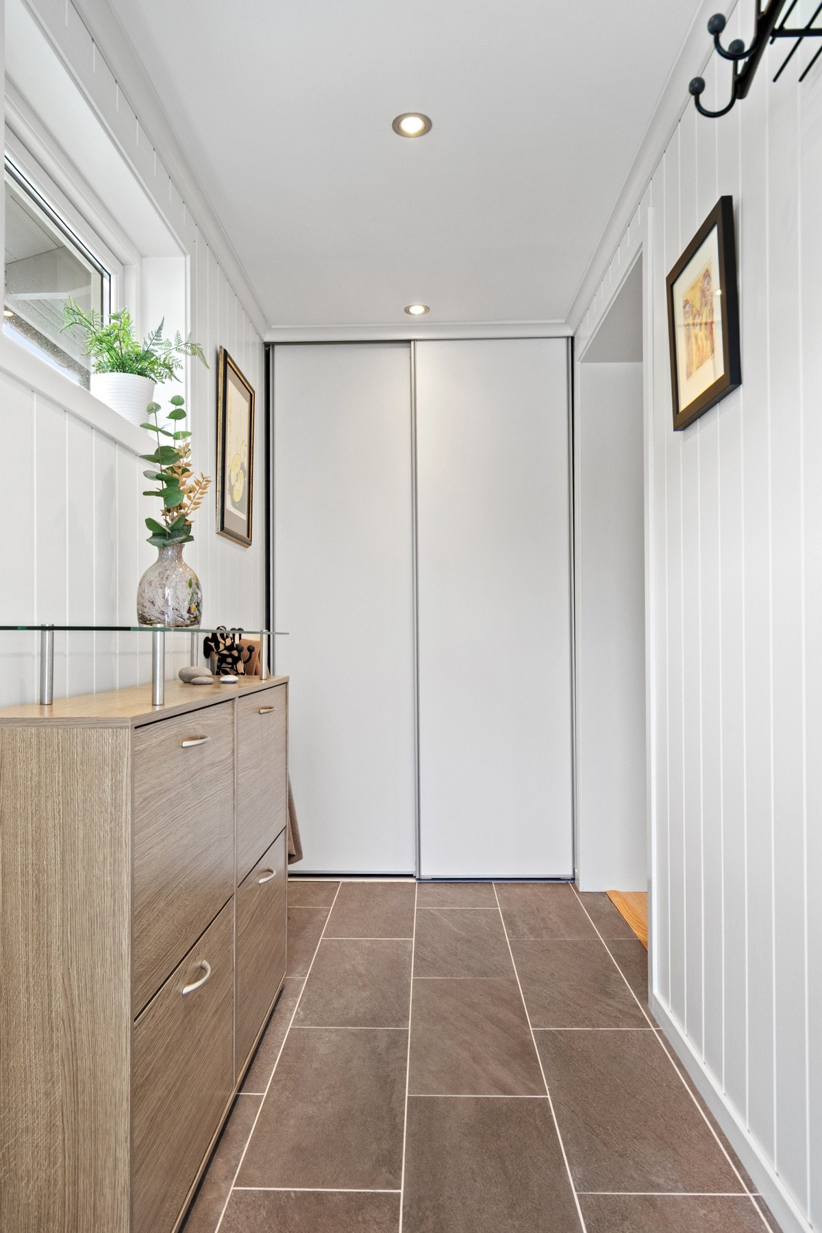 Inngangspartiet har god oppbevaringsplass i skyvedørsgarderobe. Galleribilde