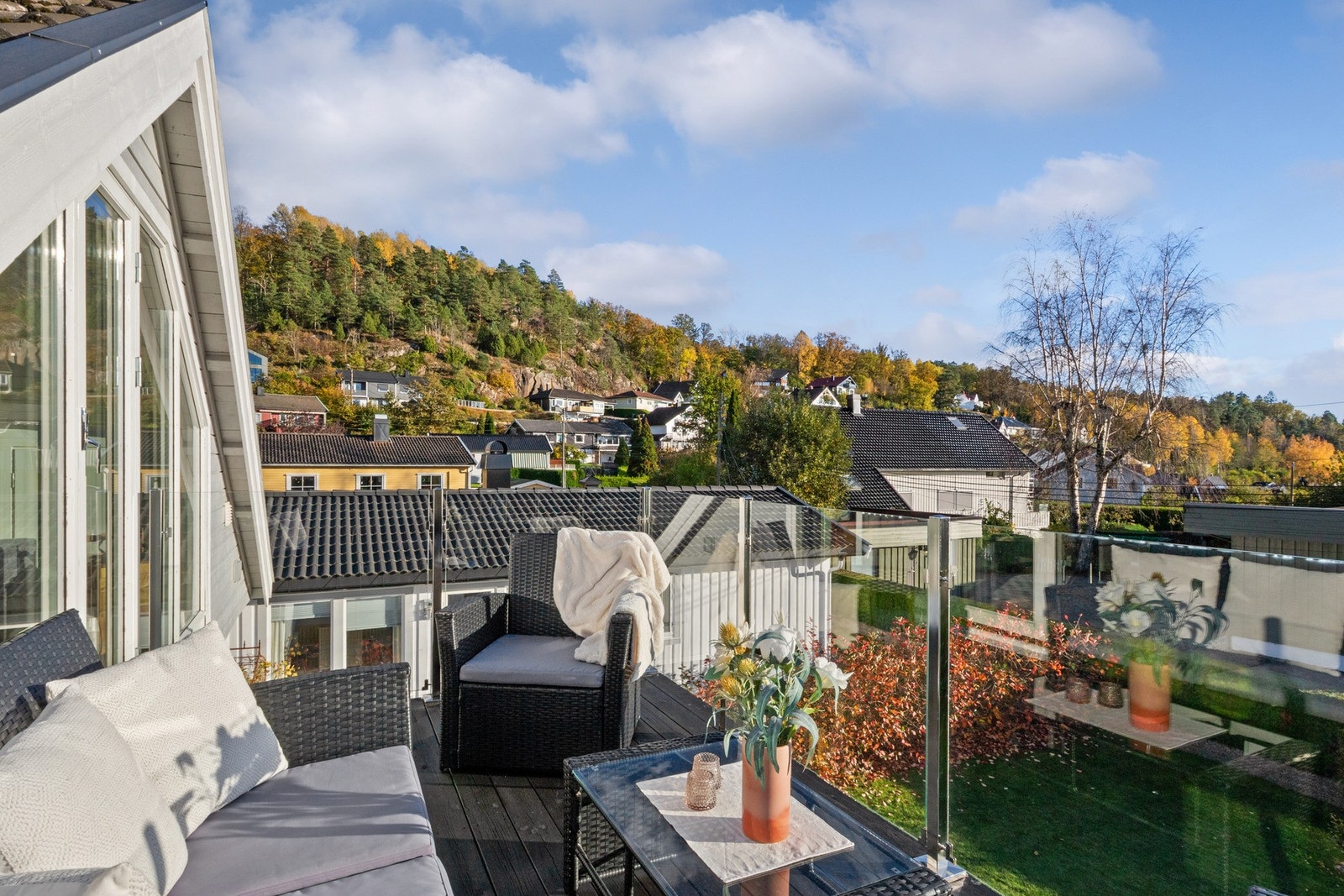 Fra balkongen ser du utover et rolig og grønt nabolag - omgitt av natur, sjø og et harmonisk miljø. Galleribilde