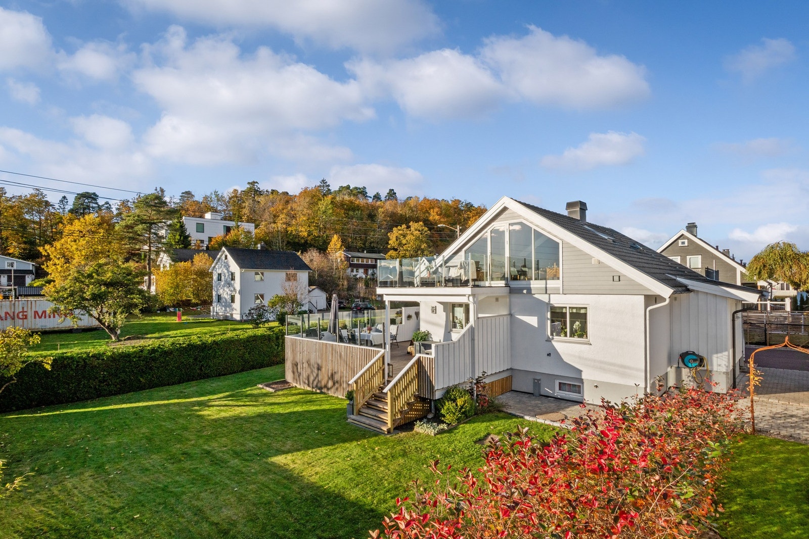 Hovedhuset ligger høyt og fritt med lune uteplasser og balkong med glitrende utsikt mot sjøen - perfekt for late sommerdager. Galleribilde