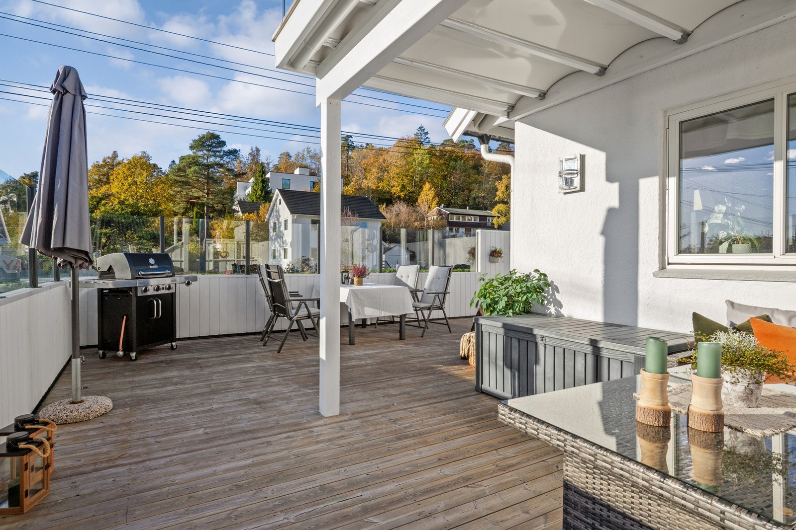 Et lunt uterom som forlenger stuen og inviterer til lange måltider og sosiale sammenkomster under åpen himmel. Galleribilde