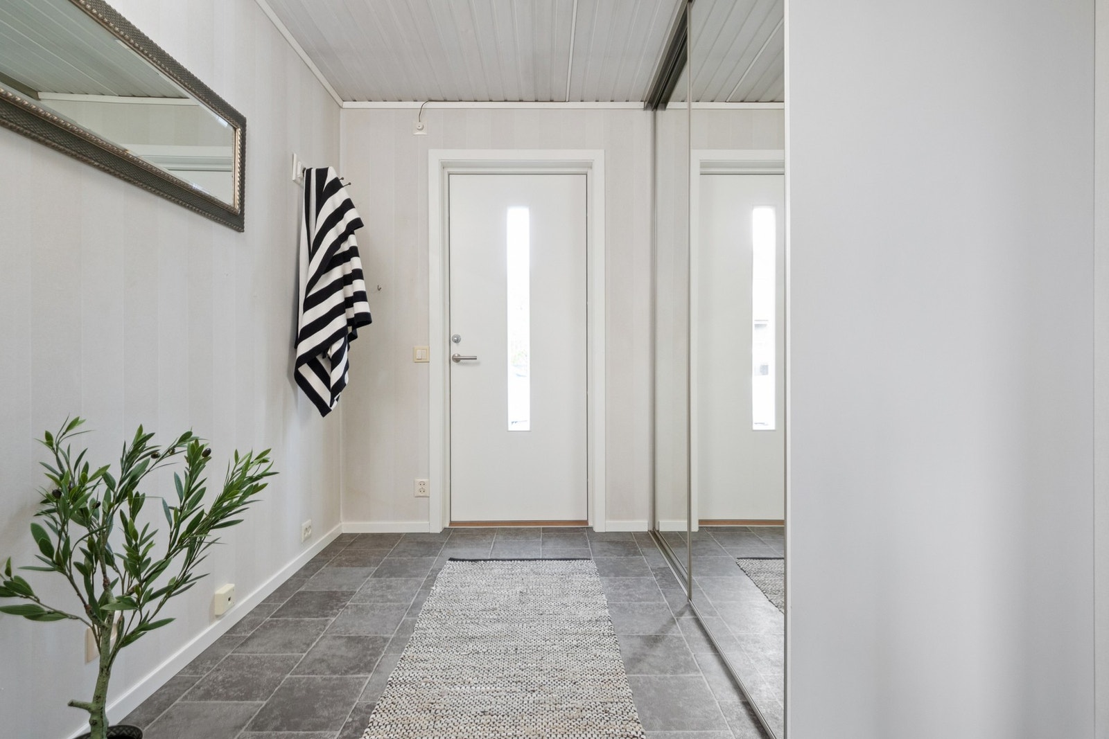 Romslig gang med skyvedørsgarderobe. Galleribilde