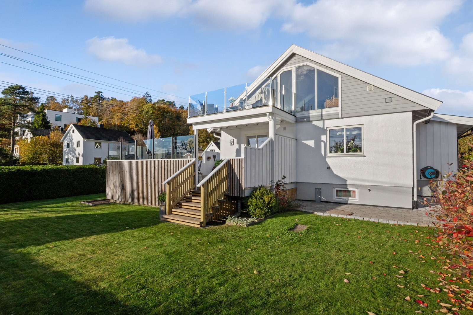 Hovedhuset har en nydelig fasade med balkong, veranda og direkte adkomst til den grønne hagen. Galleribilde