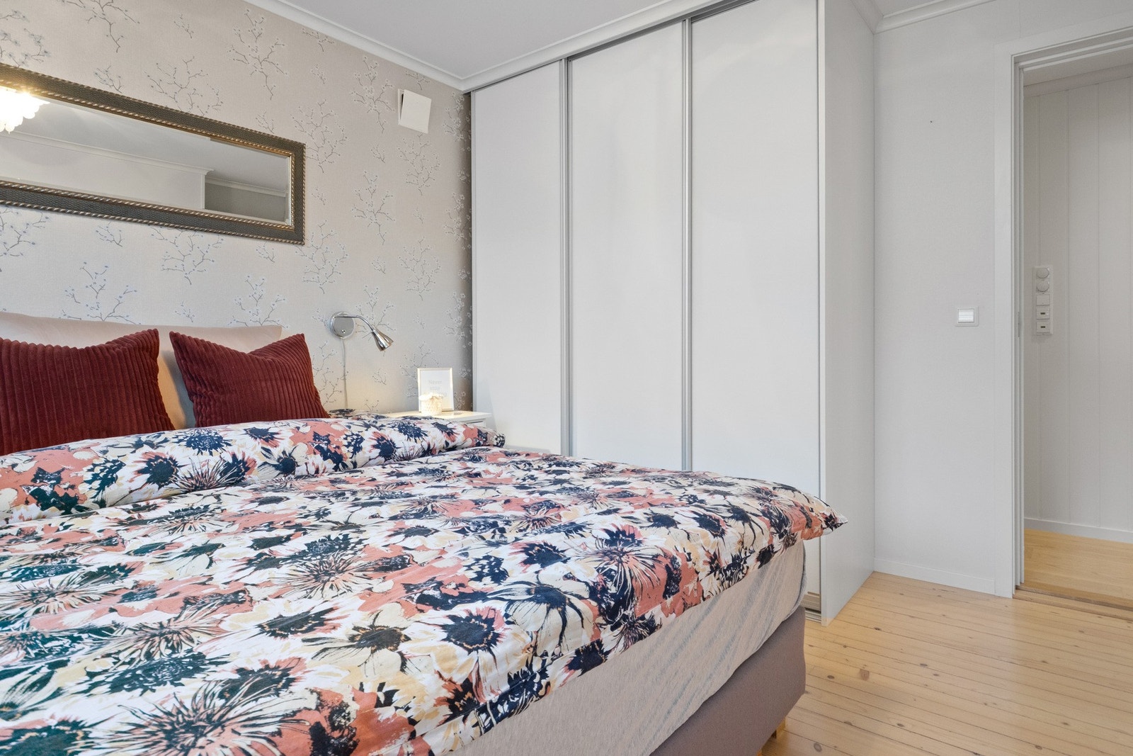 Soverommet har plassbygd garderobe. Galleribilde