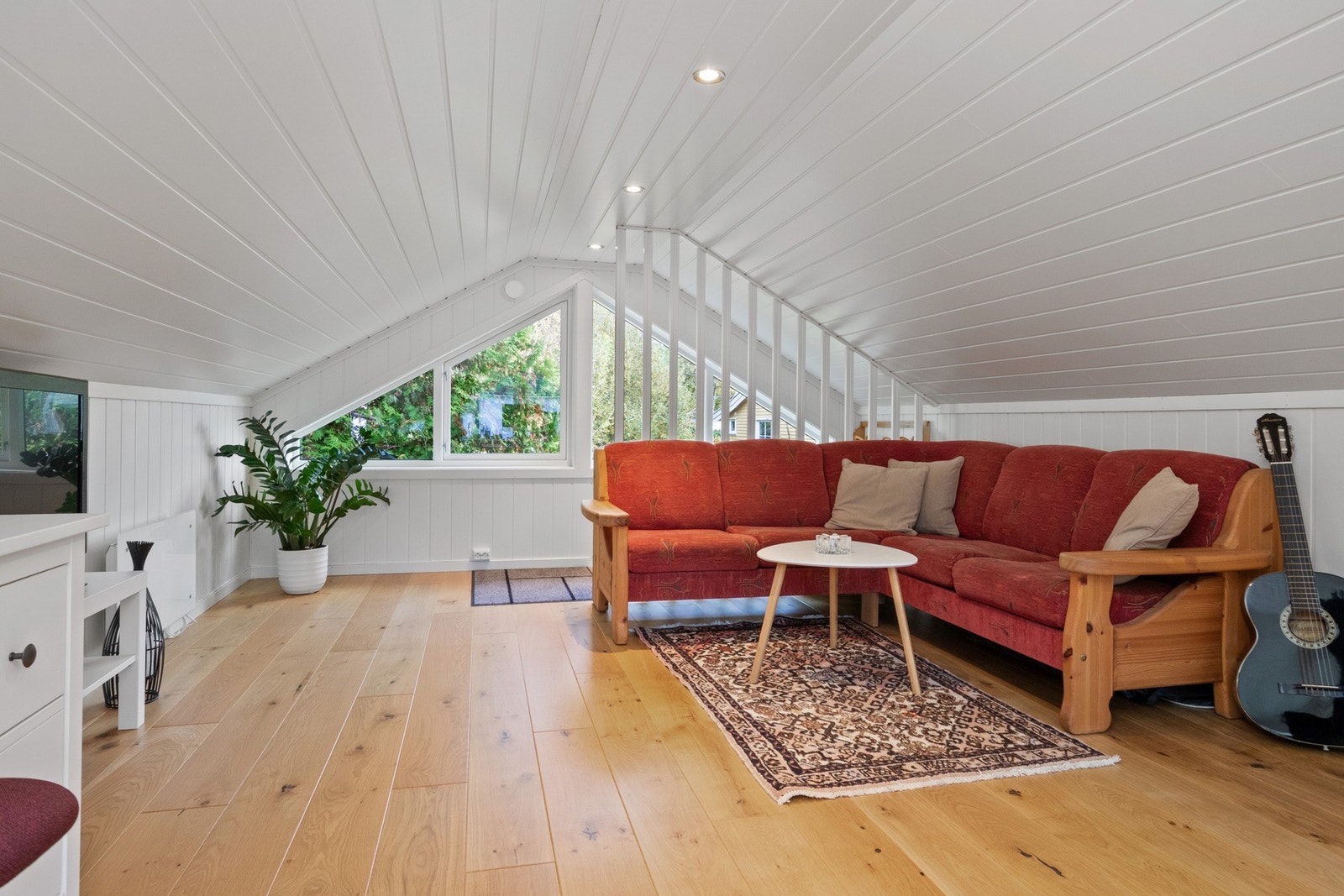 Lyst og trivelig rom med store vindusflater og skråtak. Galleribilde