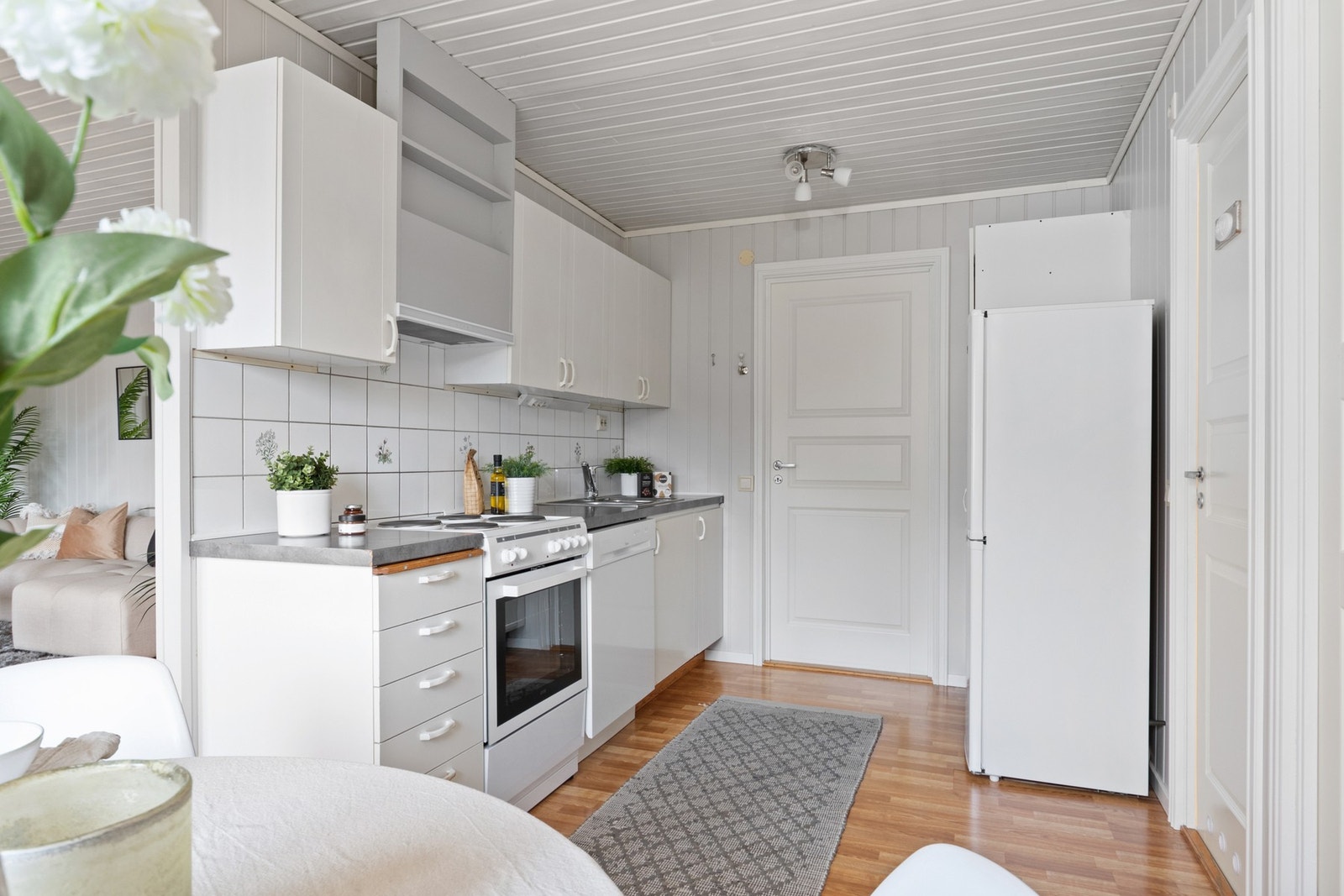 Lyst og praktisk kjøkken med rikelig skapplass, hvite fronter og god arbeidsflate. Galleribilde