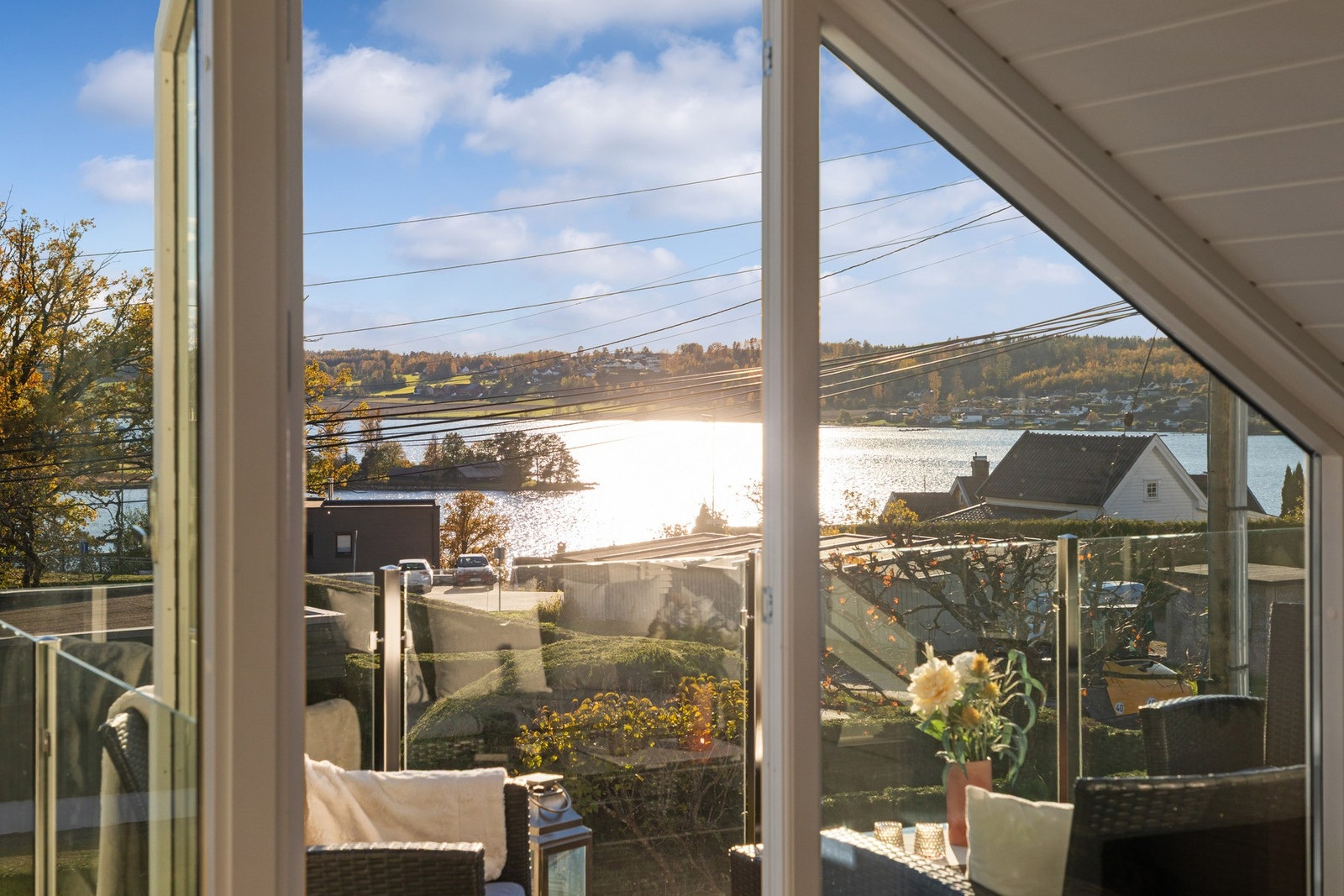 Utsikten fra loftet byr på glitrende vann og kveldssol - en rolig ramme for morgenkaffen eller en stille stund på ettermiddagen. Galleribilde