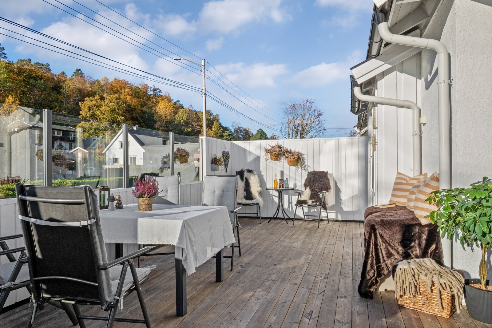 Stor og solrik veranda med skjerming og plass til både spisebord og sittegruppe - ideelt for sommerdager med familie og venner. Galleribilde