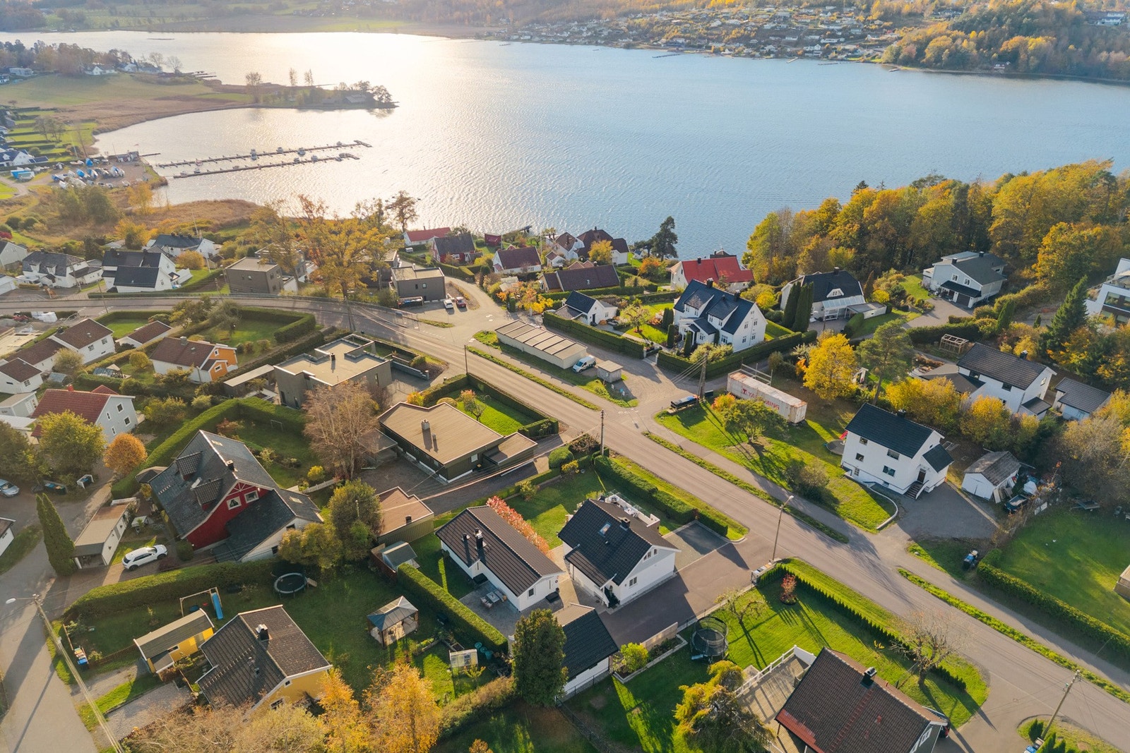 Sjønært og idyllisk nabolag med kort vei til badestrender, turområder og båtliv - her får du både natur og nærhet til byen. Galleribilde