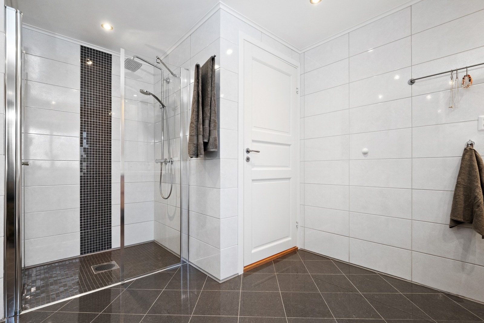 Romslig dusjsone med regnfallsdusj og mosaikkfelt. Galleribilde