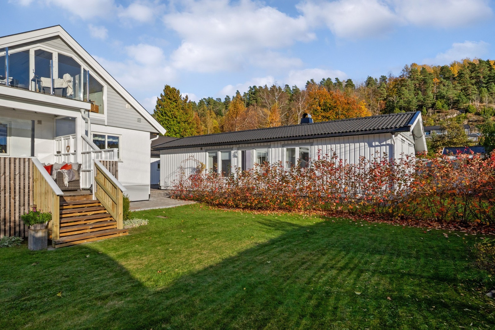 Velstelte uteområder med frodig hekk. Galleribilde