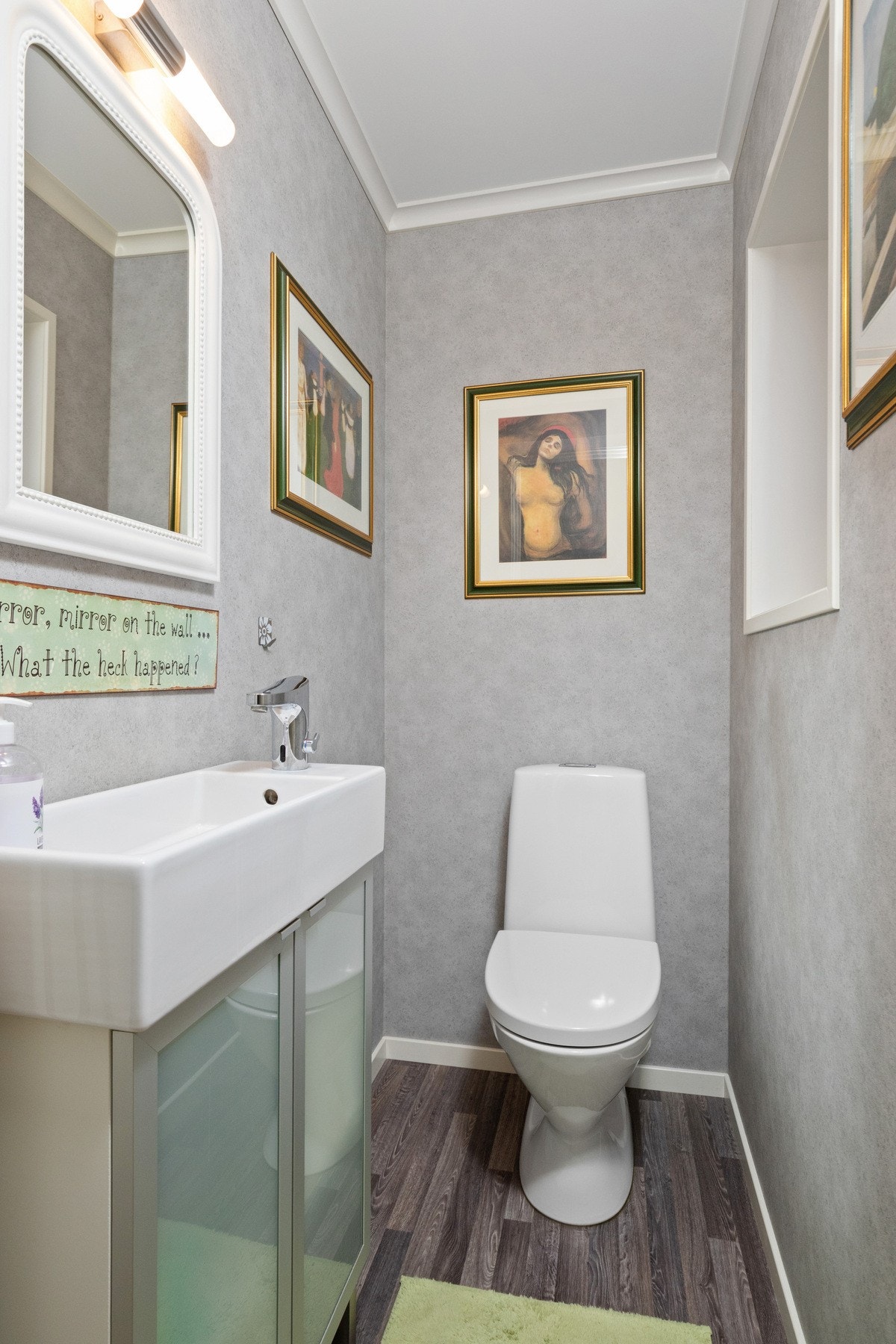 Stilrent og praktisk gjestetoalett med moderne innredning og lyse flater. Galleribilde