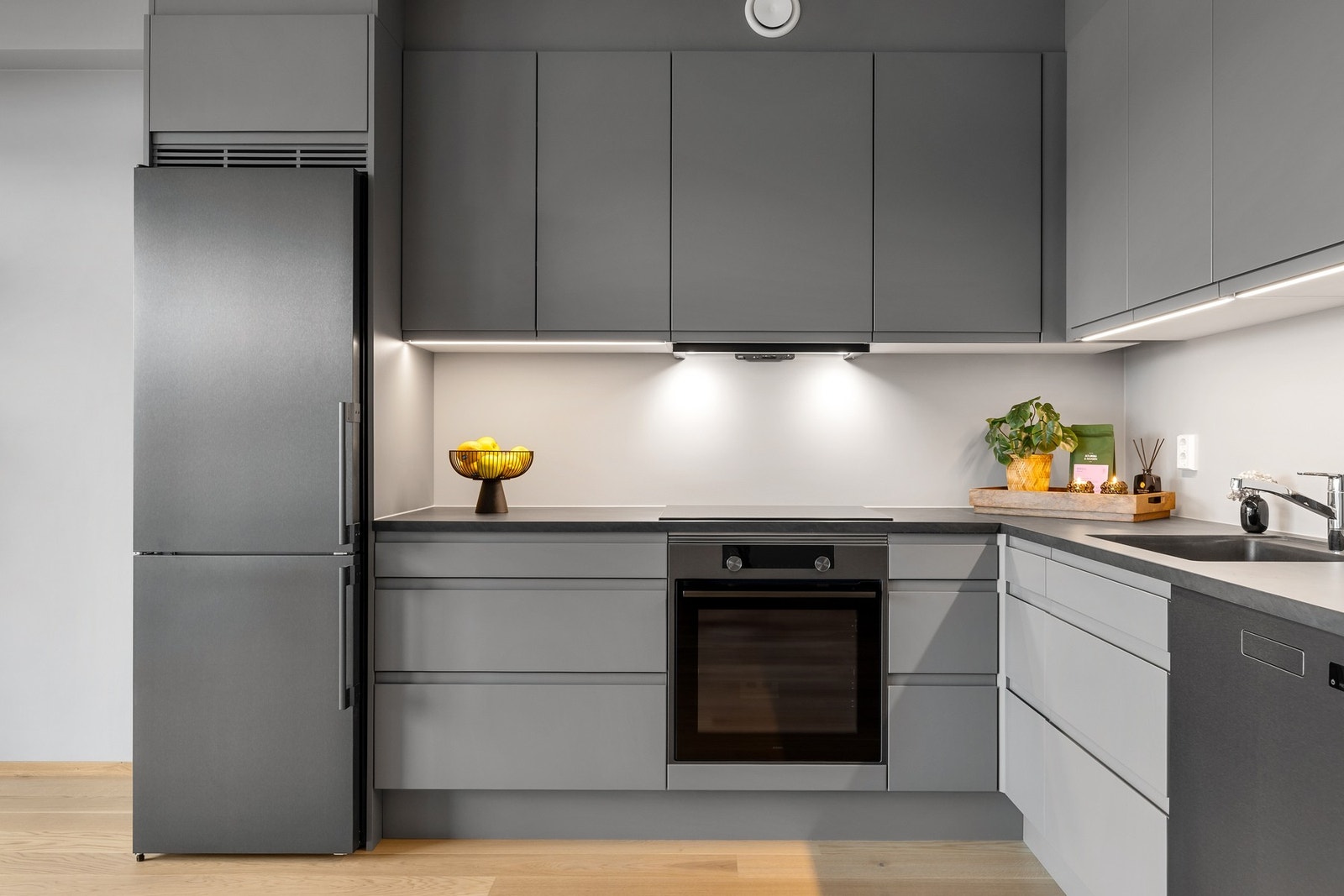 Det er montert en integrert komfyr og induksjonstopp. Stilrent kjøleskap og oppvaskmaskin som medfølger handelen. Galleribilde