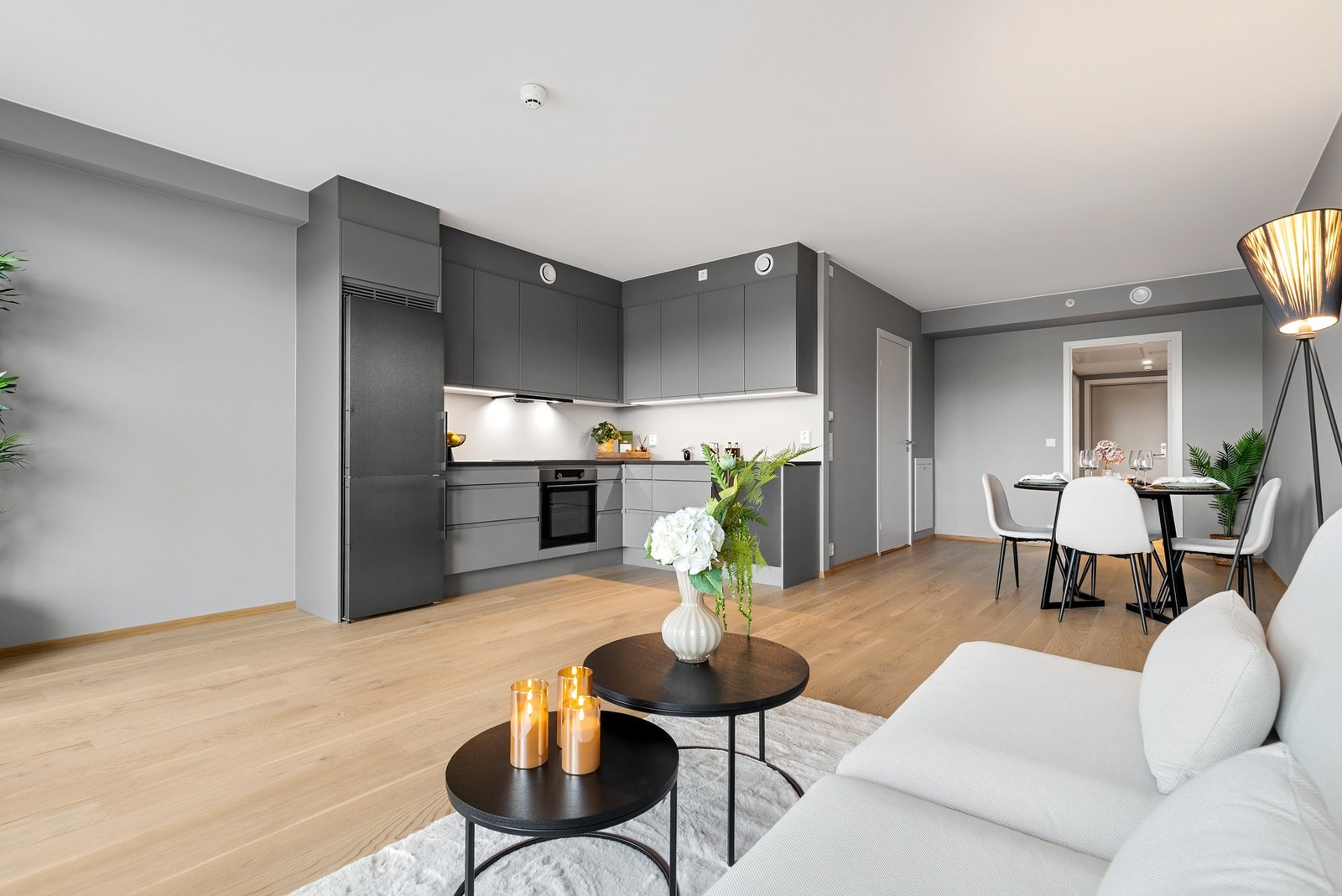 Det er en åpen stue/kjøkkenløsning som gir en romslig romfølelse Galleribilde