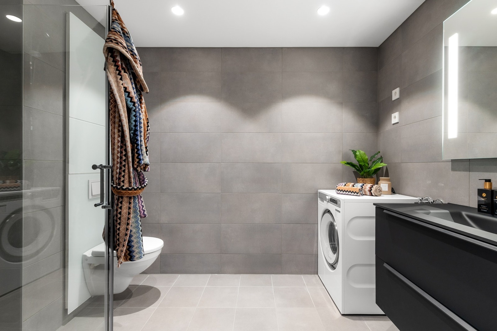 Lekkert flislagt bad med gulvvarme og downlights i tak Galleribilde