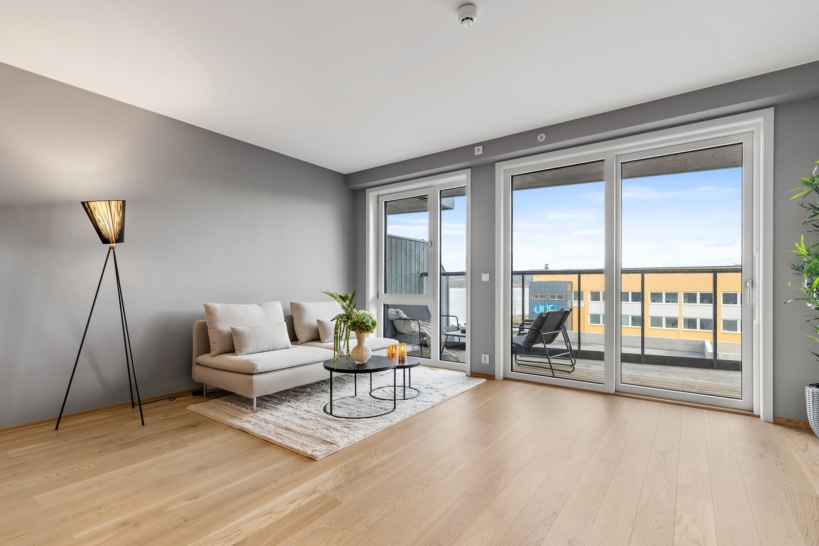 Lys og pen stue med 1-stavs parkett på gulv og vannbåren gulvvarme Galleribilde